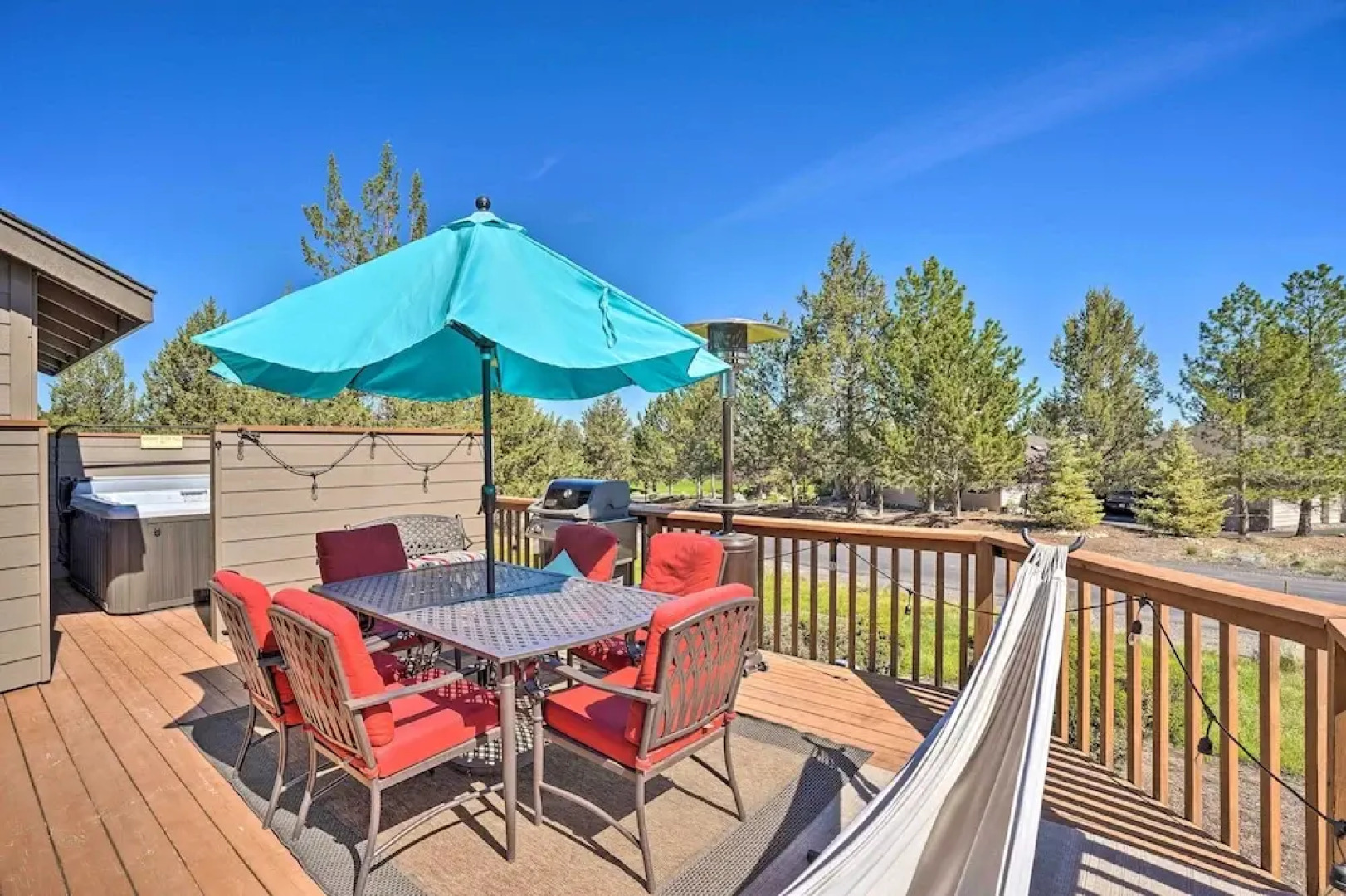 Pet-friendly Townhome w/ Hot Tub in Redmond!