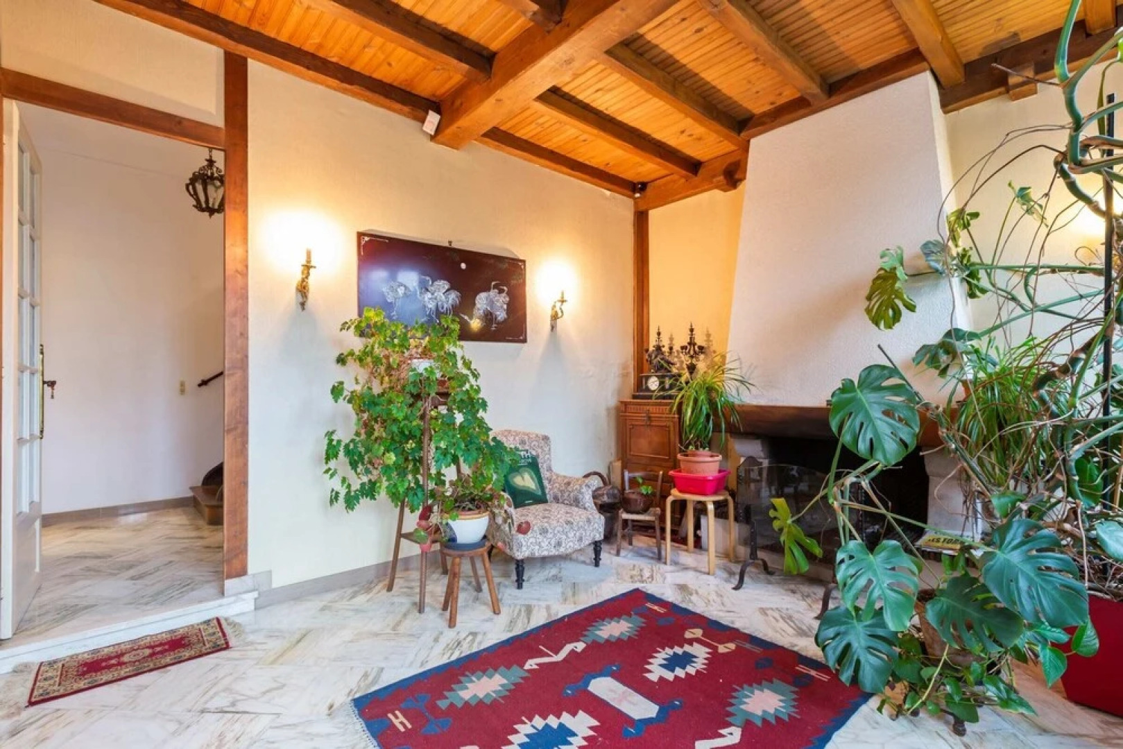 Red and Rustic Home Near Bois de Vincennes for 7 pax