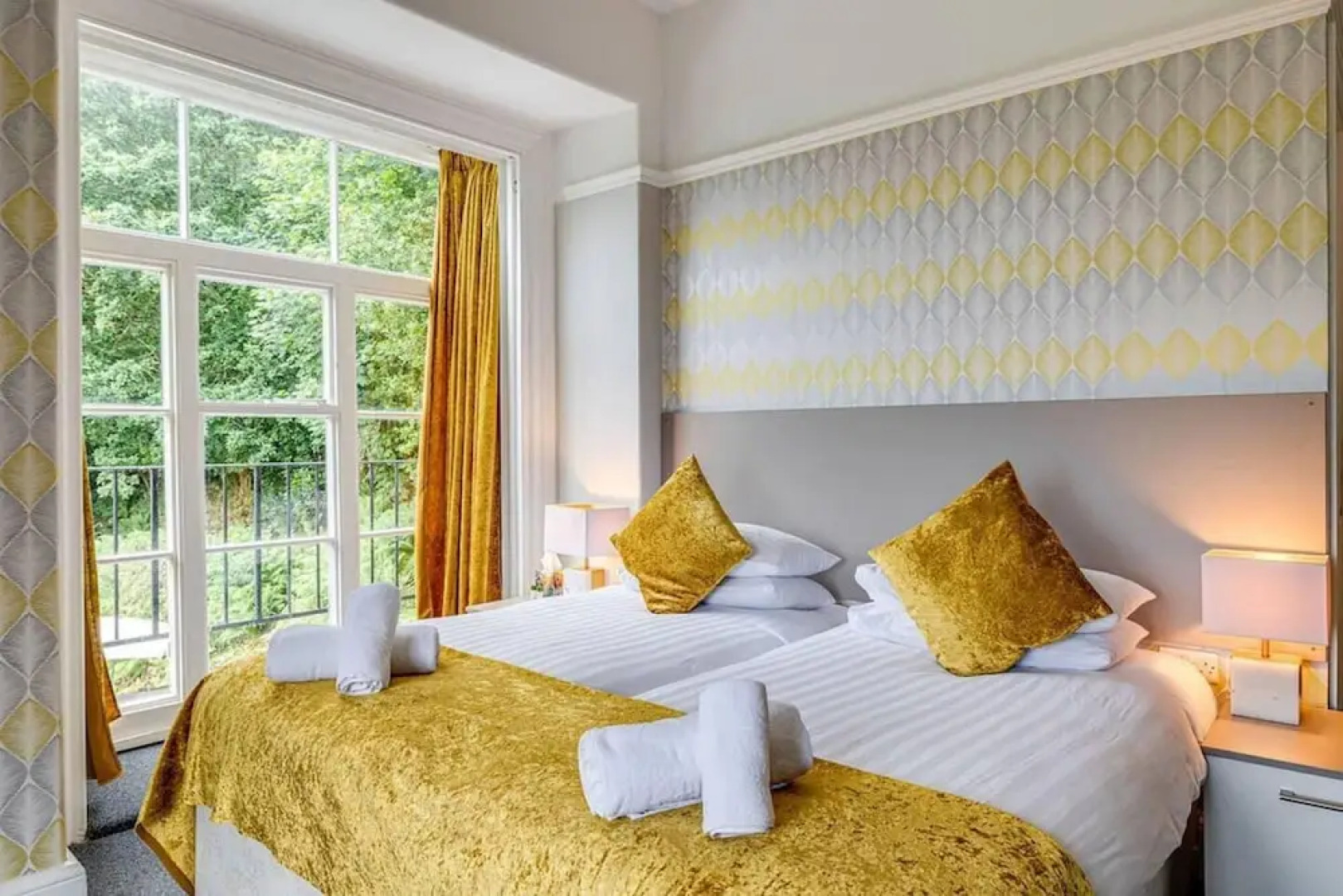 Delightful Holiday Home With sea Views and Hot Tub