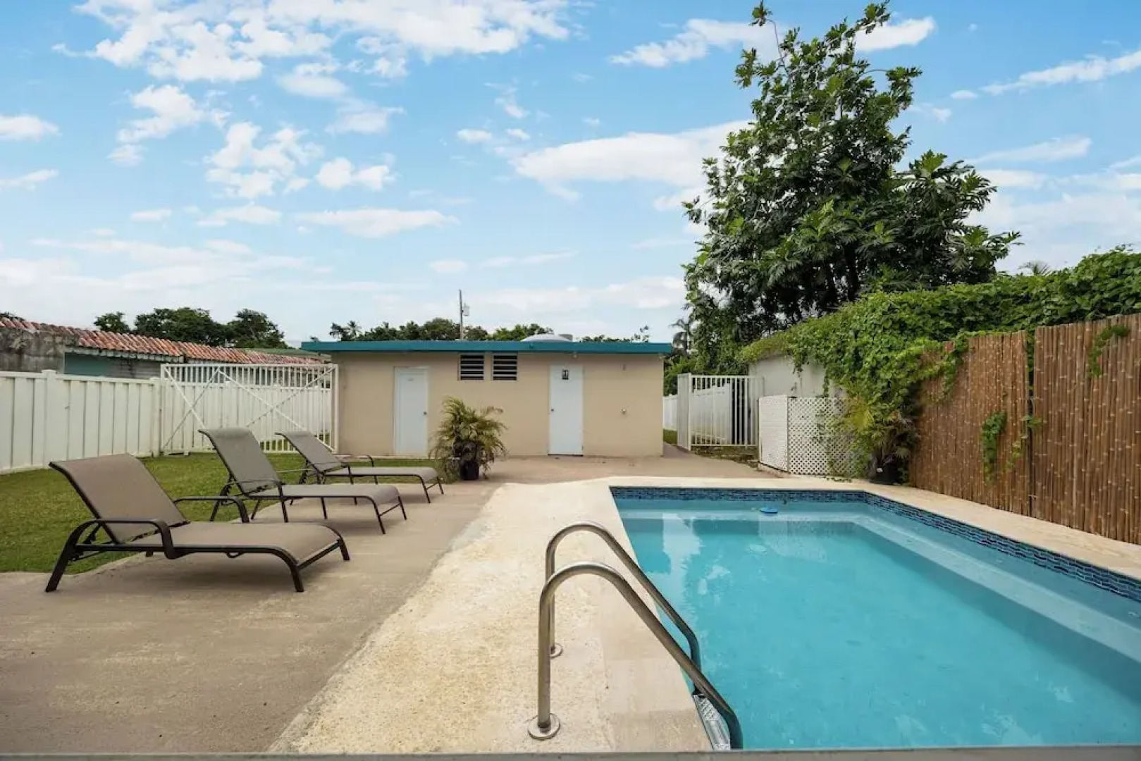 Private Pool Near the Beach Pet Friendly