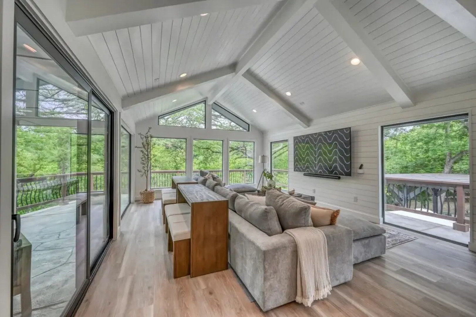 New! Luxury Riverfront Villa W/firepit & Gameroom!