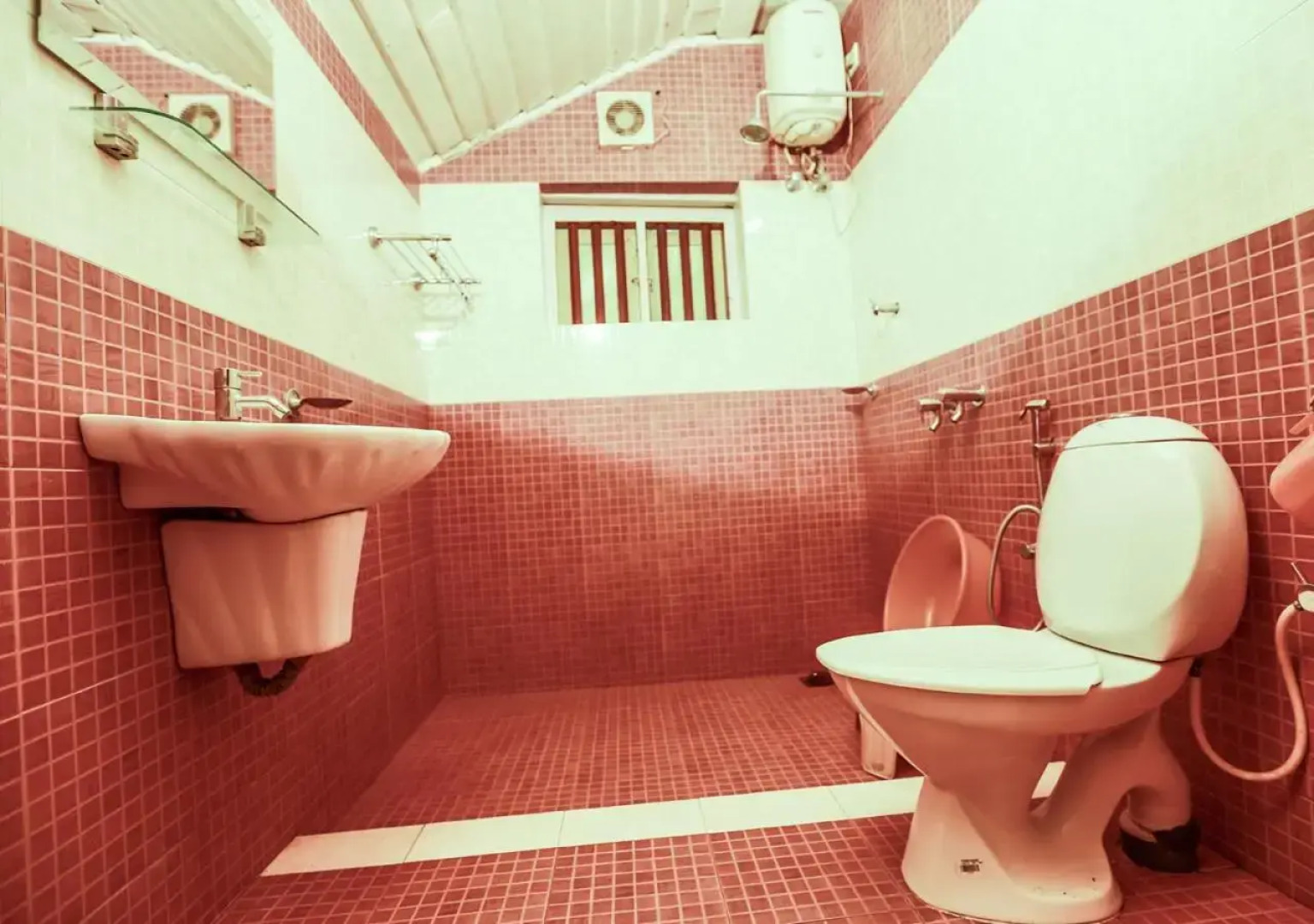 Chandragiri Bungalow by VOYE HOMES