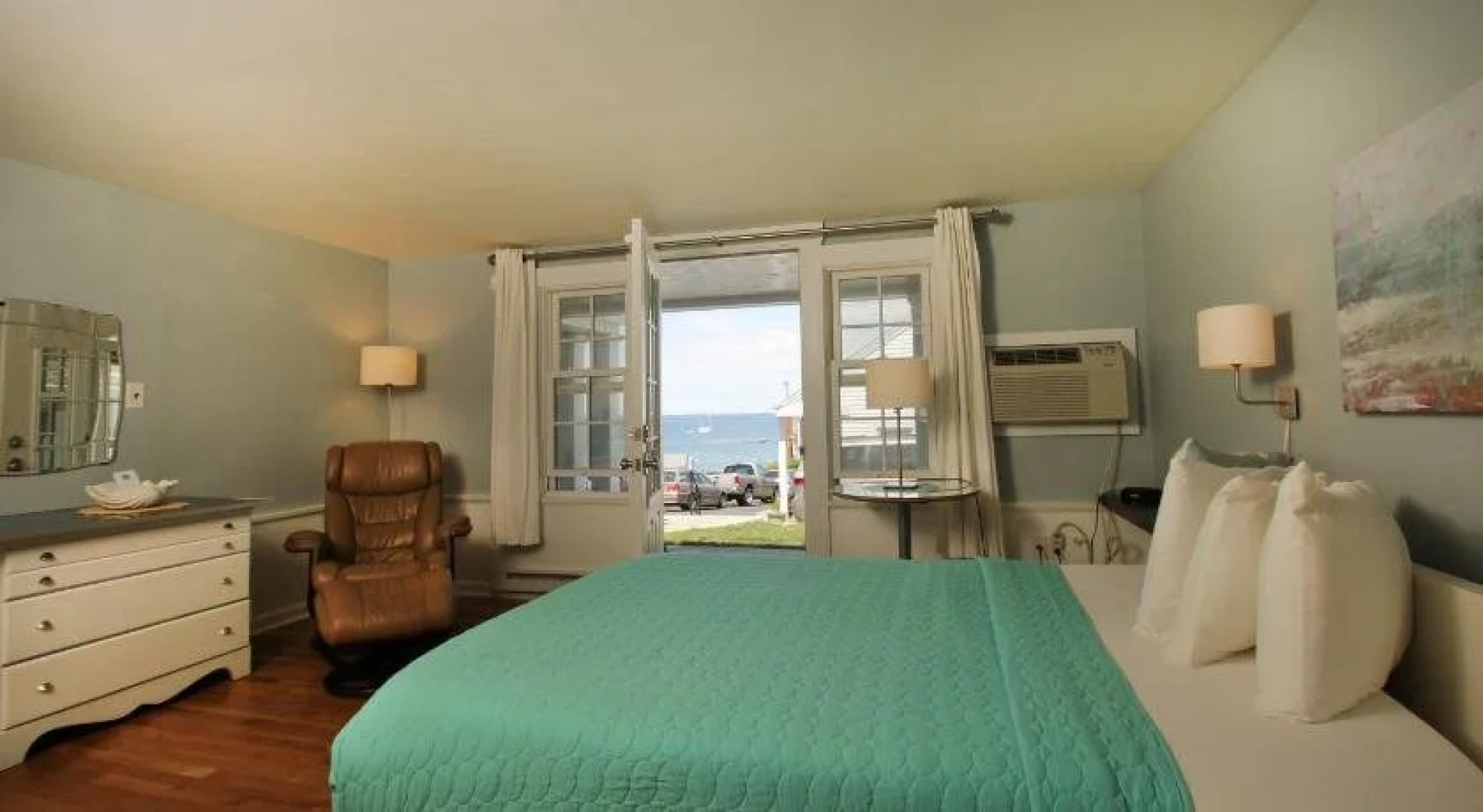 Eagle House Beachside Motel