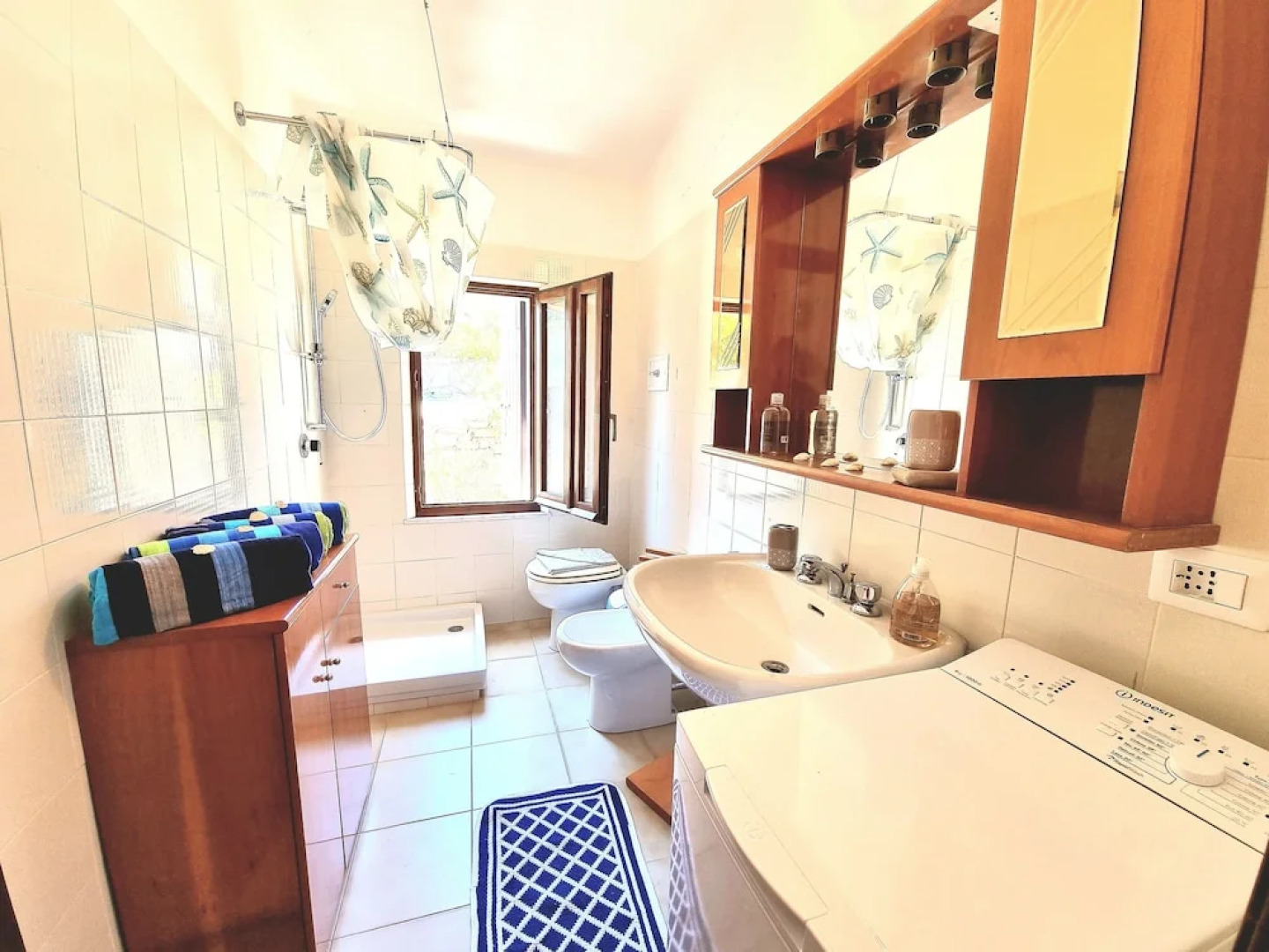 Stylish Home With Views, 4 min Walk to the Beach!!