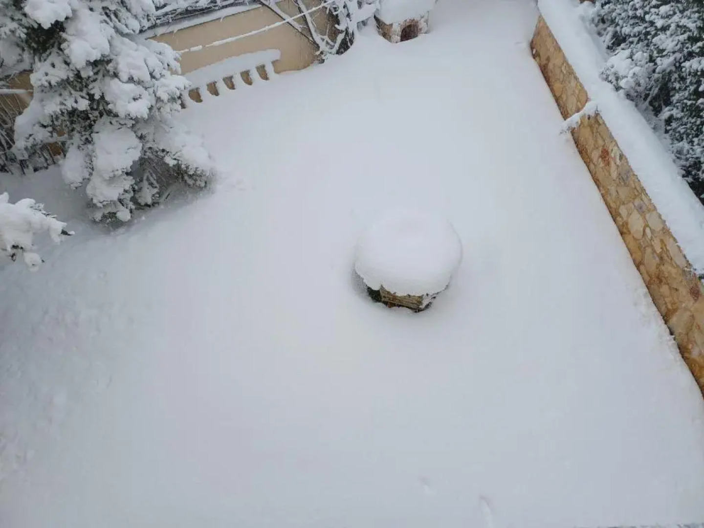 Apartment with a garden, BBQ, swimming pool and jacuzzi