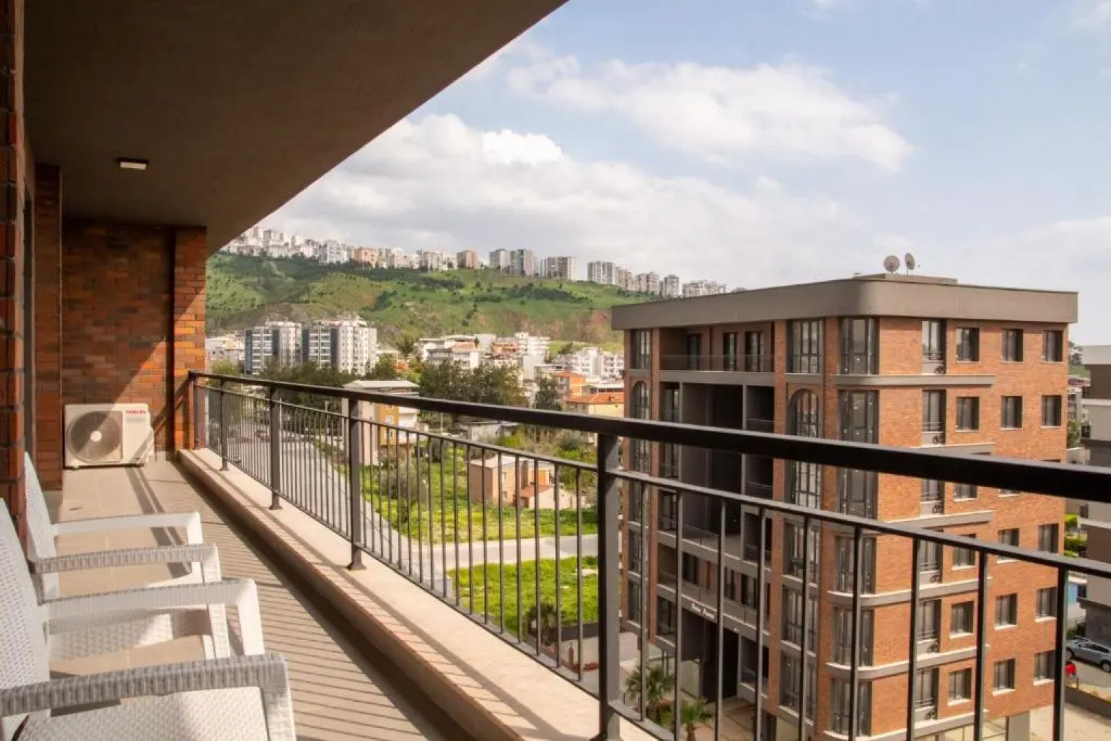 Spacious and Furnished Flat With Balcony in Izmir