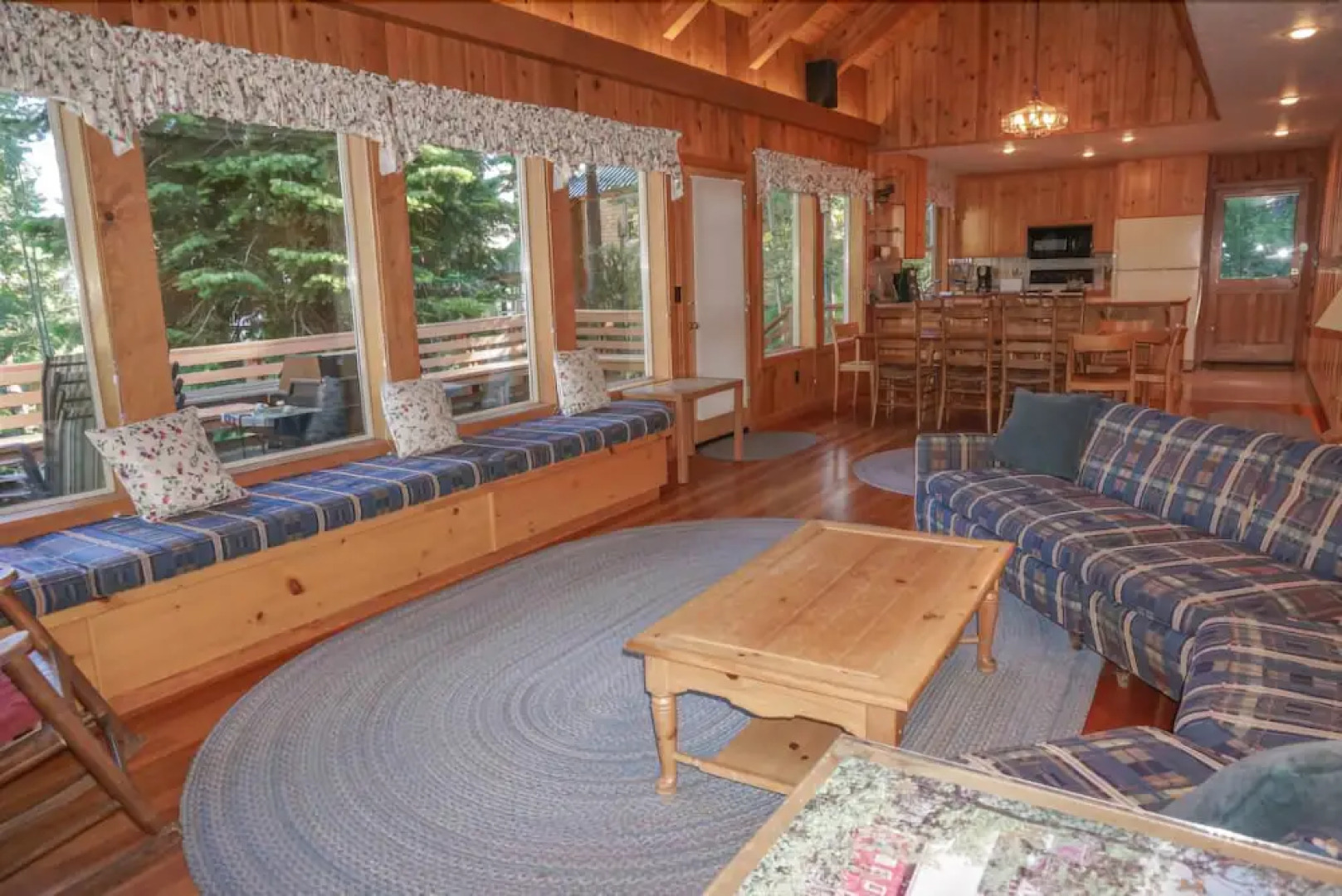 Eagles`s Eyrie 5 Bedrooms 2.5 Bathrooms Home