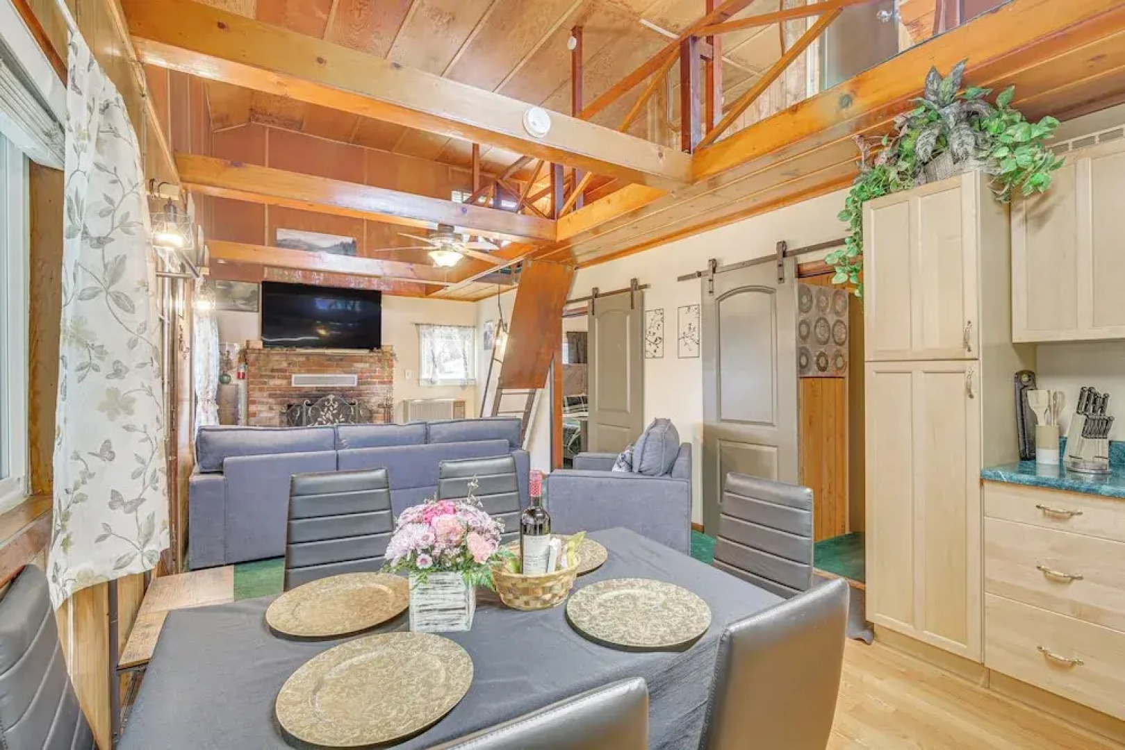 Cozy Crestline Cabin w/ Mountain-view Balcony!