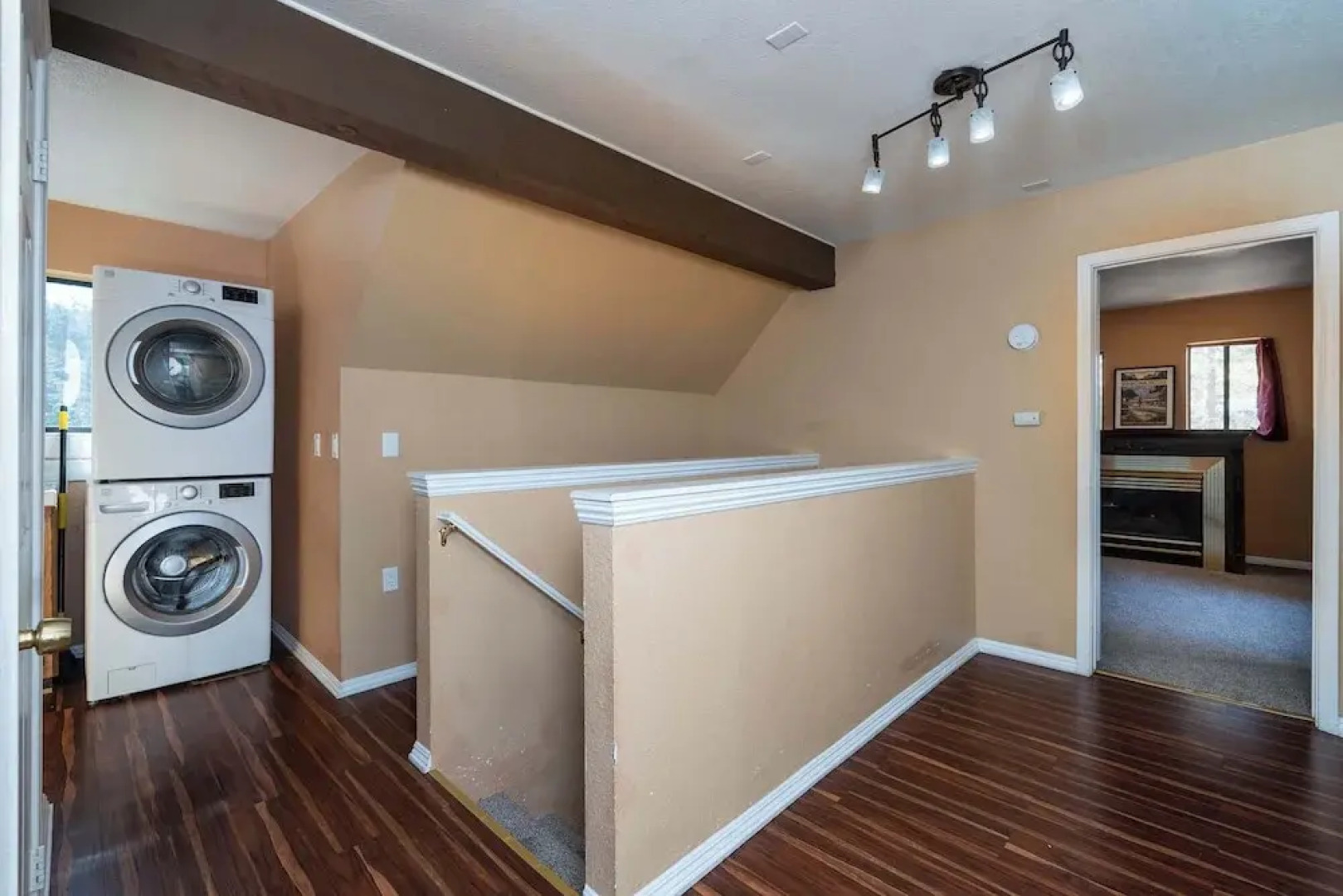 Yosemite Aviary and Quail Within Yosemite - 2 Separate Units, Up To 14 Guests!