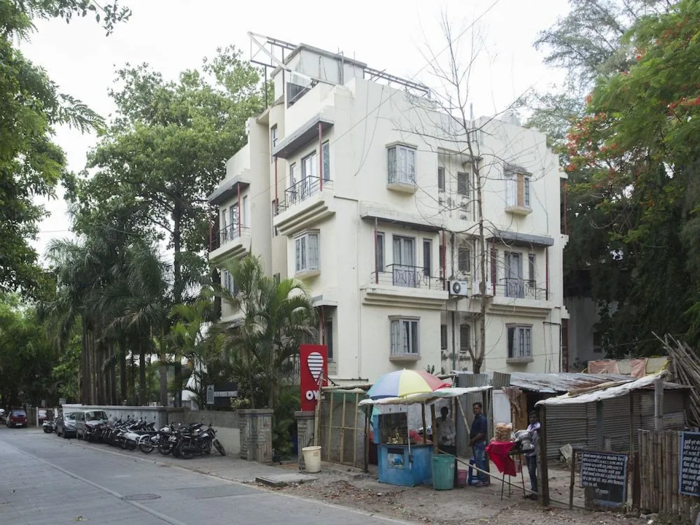 OYO 1216 Hotel New White House