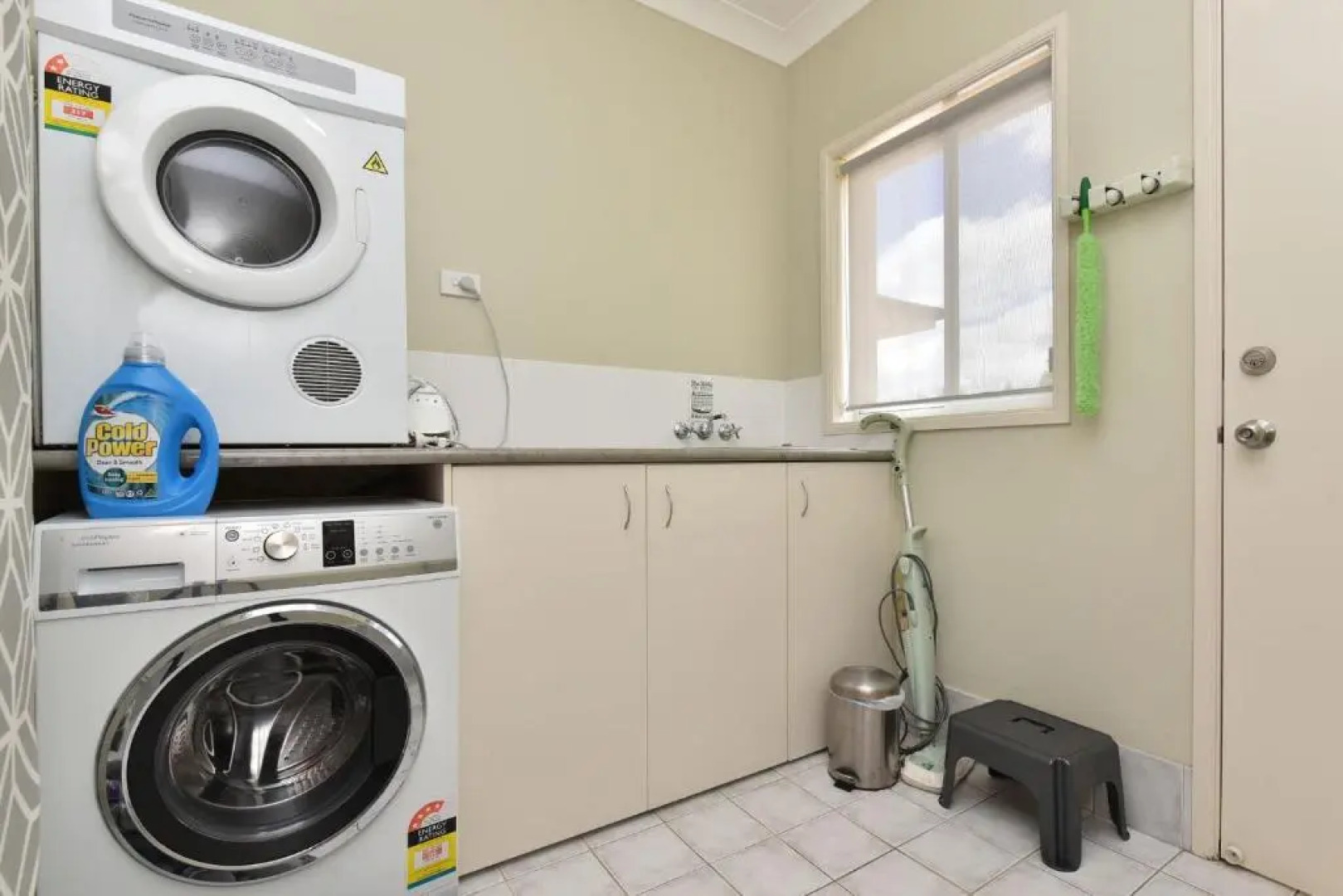 Silver Springs Estate 4br house + 6br house with Wifi, Pool. Fireplace, Views, Olives and Space