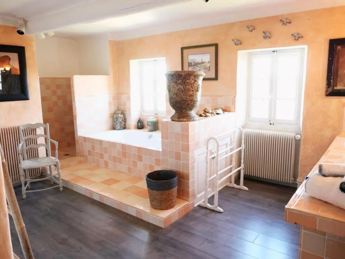 Superbe Mas Provençal 600m2 avec une Superbe Piscine Chauffée et très grand jardin 9000m2, situé au cœur du Luberon en campagne proche de L'Isle sur la Sorgue, 12 personnes, LS2-17 FIGNOULADO