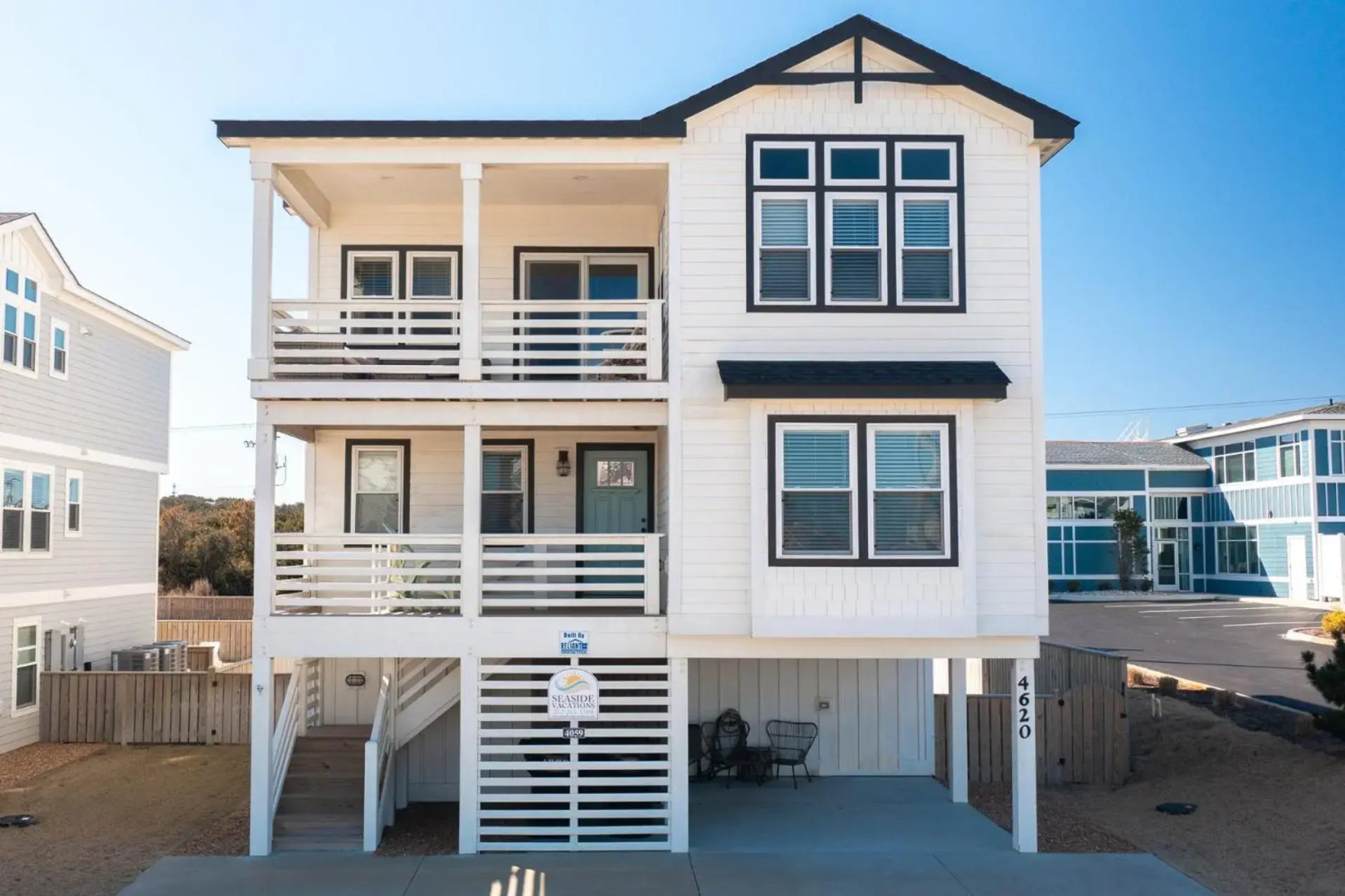 4059 - Bikinis & Martinis