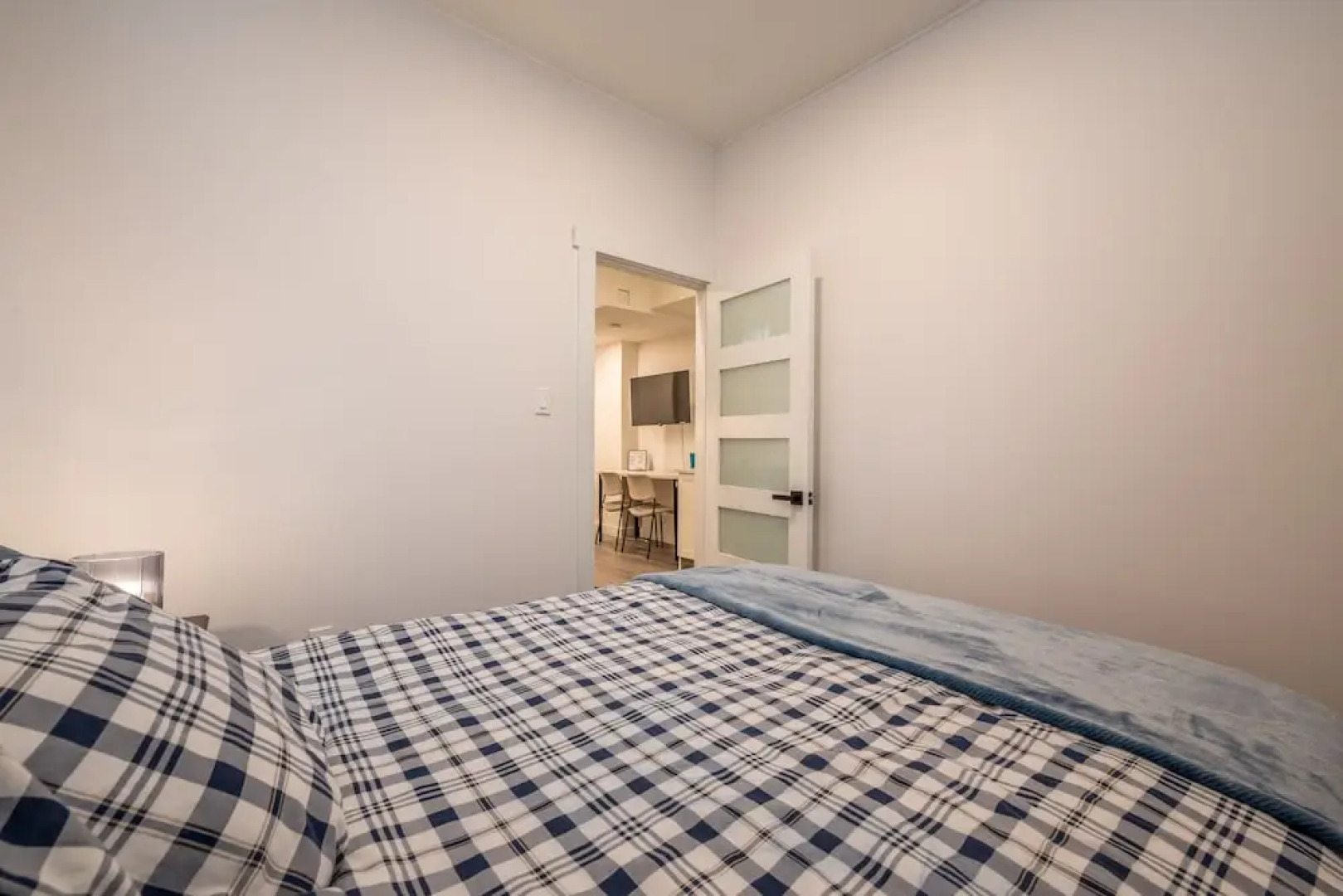 Spacious Newly Renovated 1 Bedroom Suite