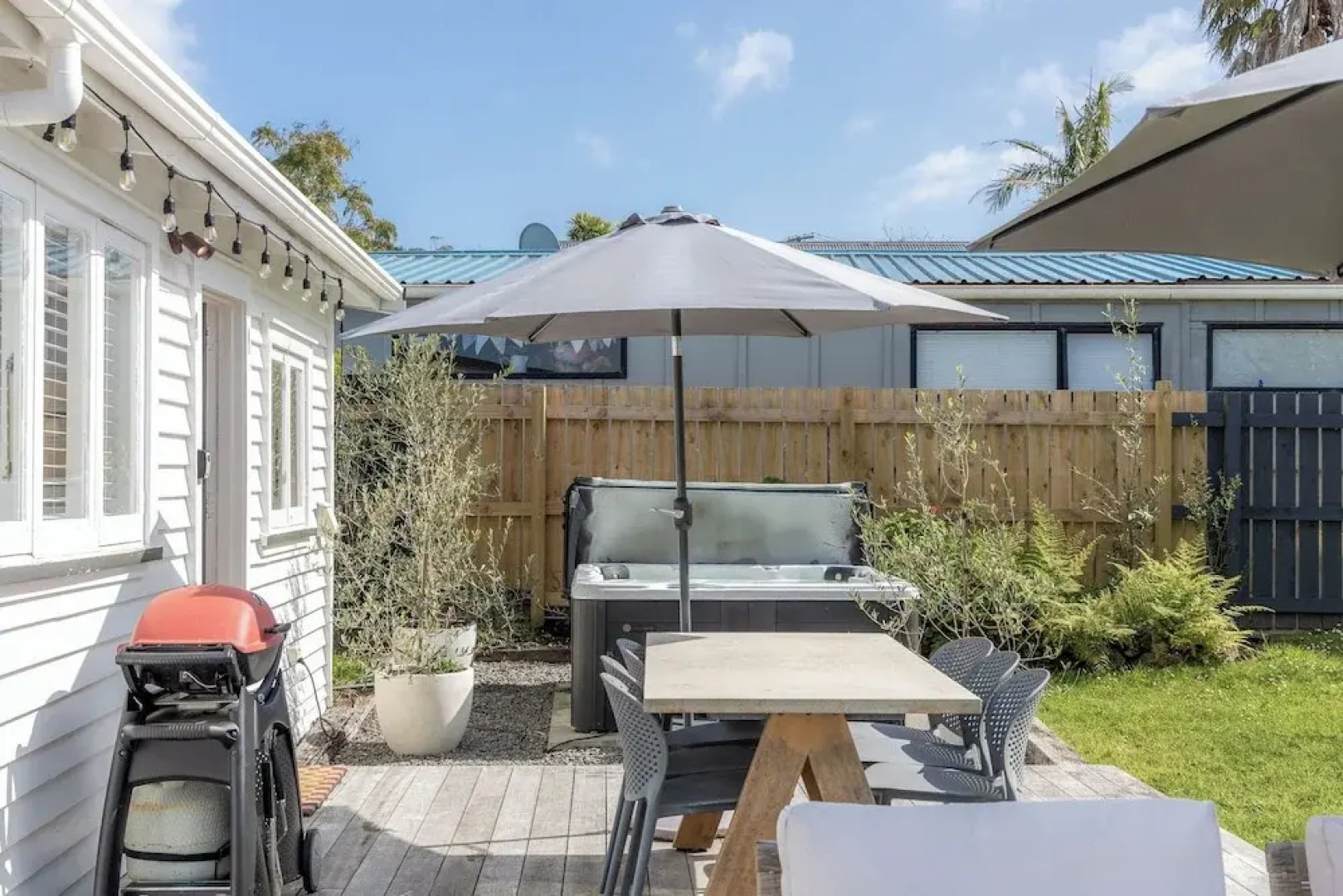 Tahatai Cottage with Spa Pool - Oneroa