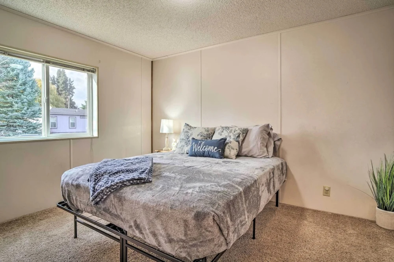 Charming Grants Pass Home w/ Large Backyard!