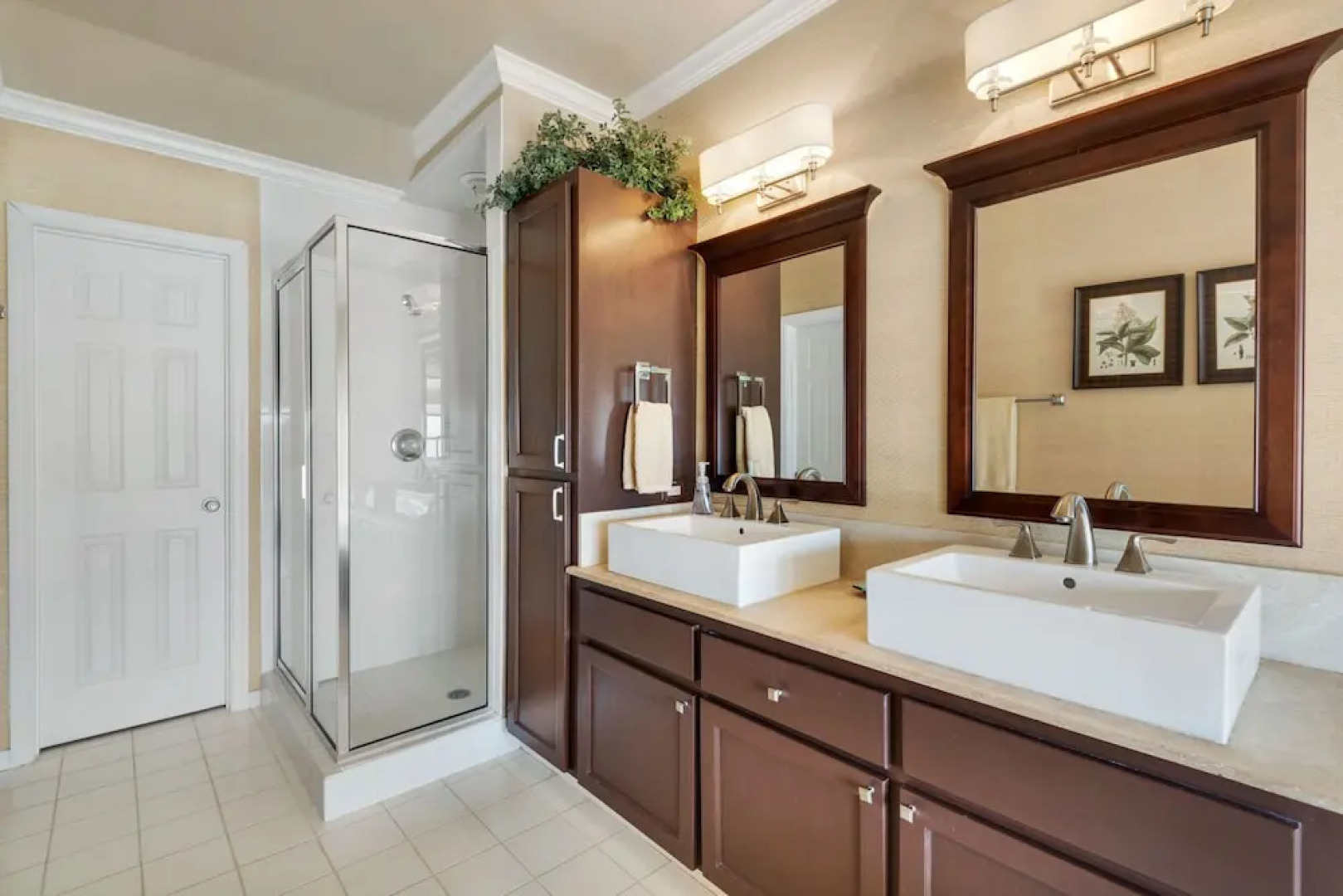 Jen's Creole 4 Bedroom Townhouse by RedAwning