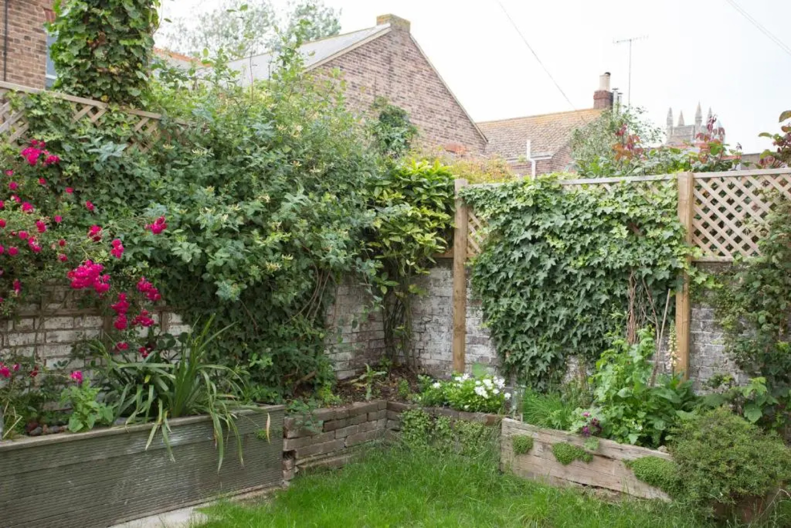 Elegant York House - on a beach road, sleeps 12, with sea views