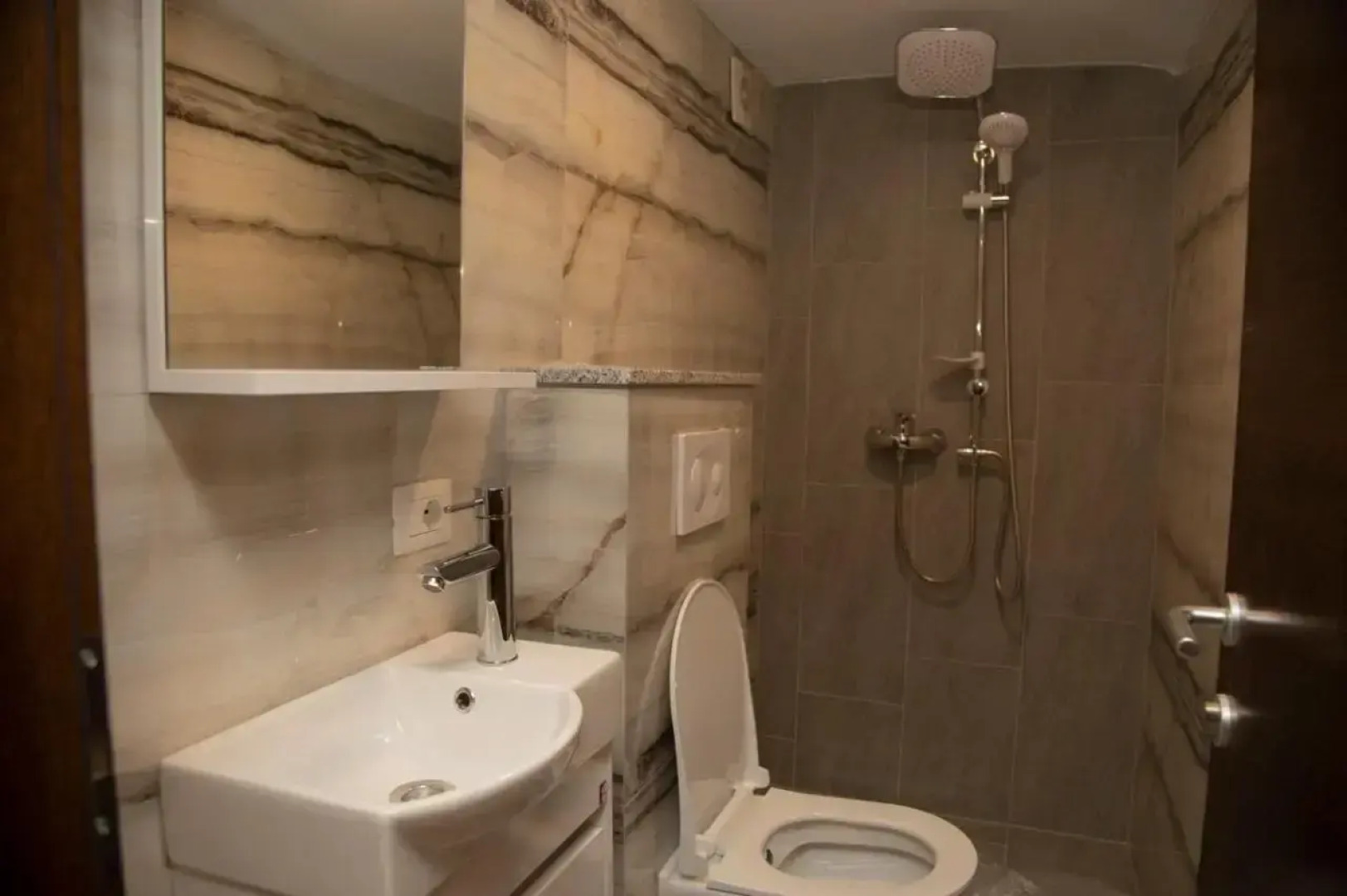 Driza's Family House - Quiet and Chill HOSTEL with 2 Pets around