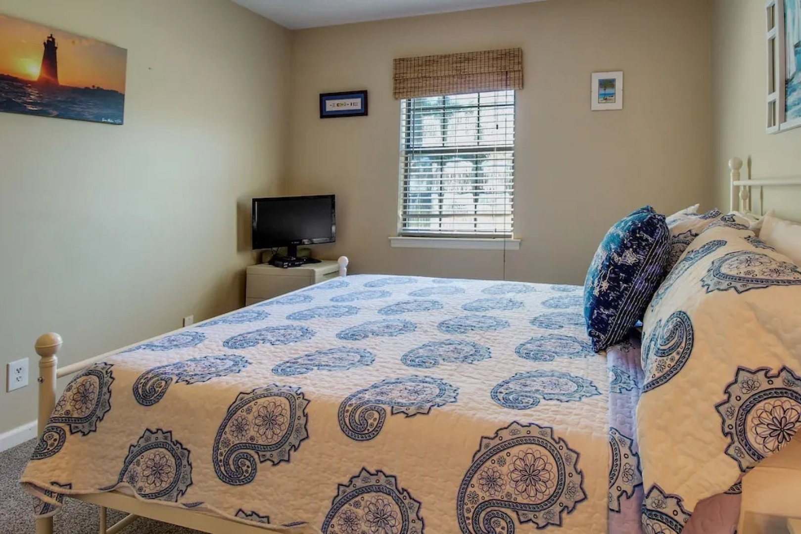 Sunny Savannah Home w/ Hot Tub ~ 10 Mi to Downtown