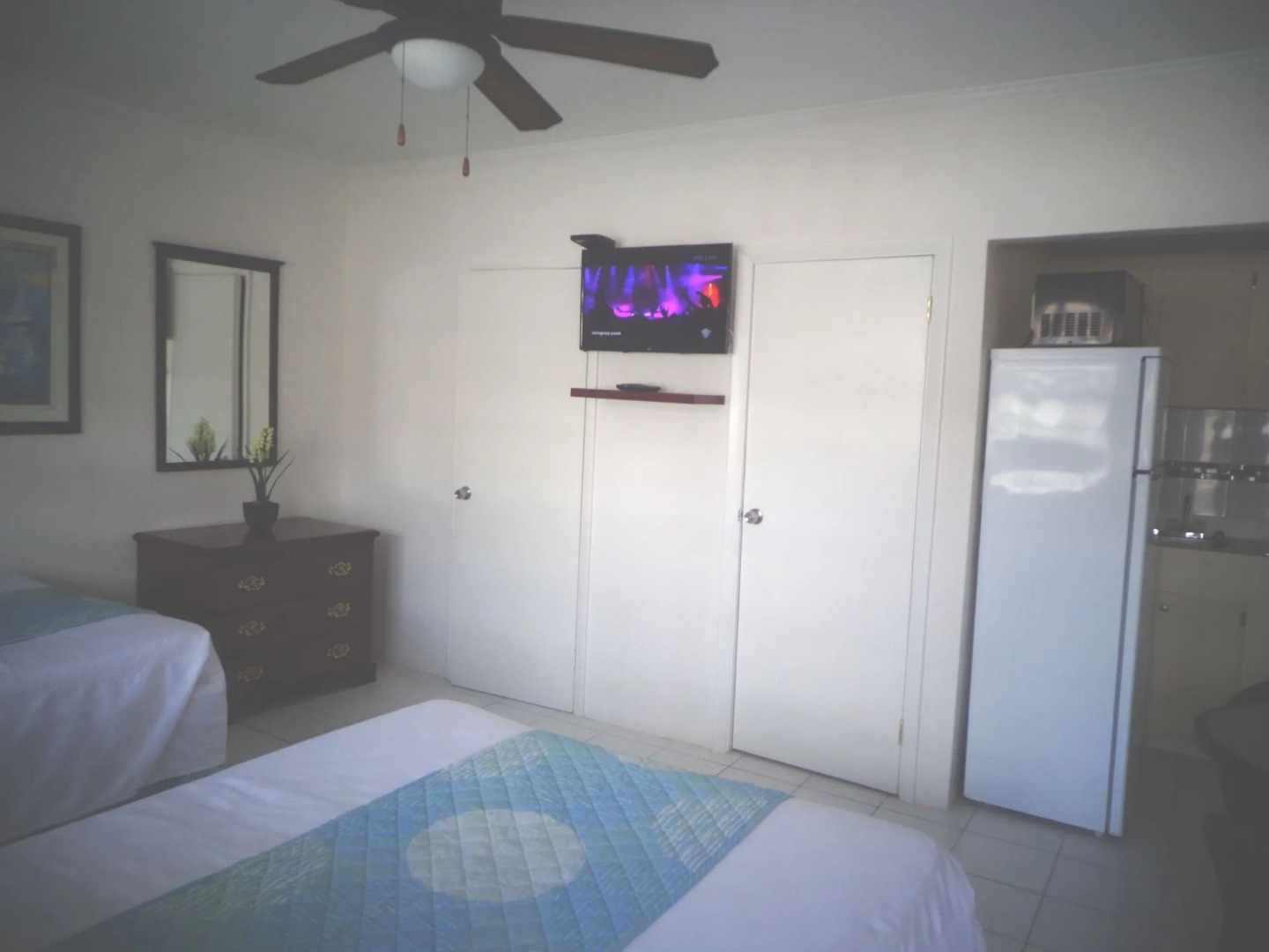 The Colony Club Inn & Suites