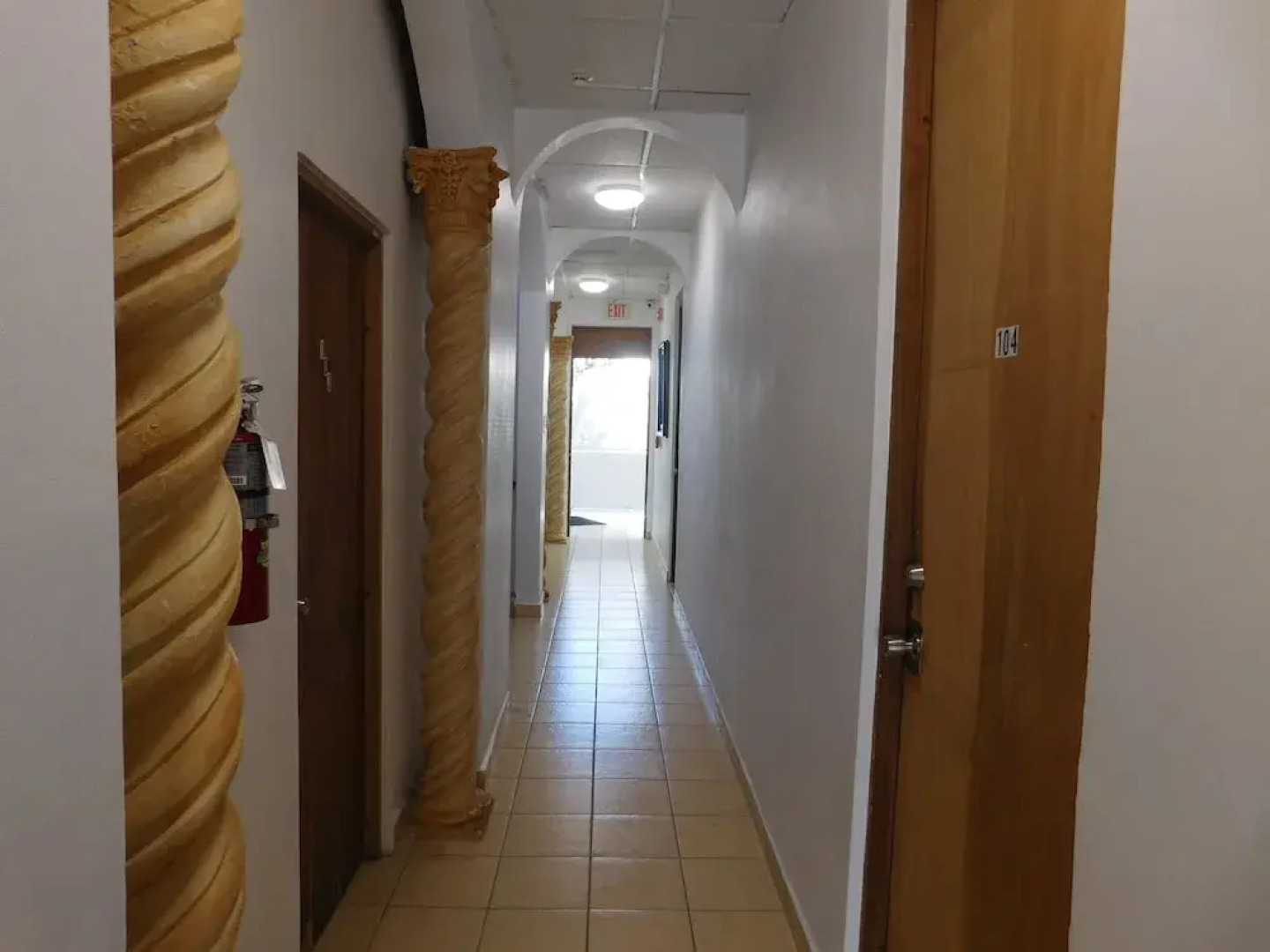 Henry's GuestHouse - Hostel