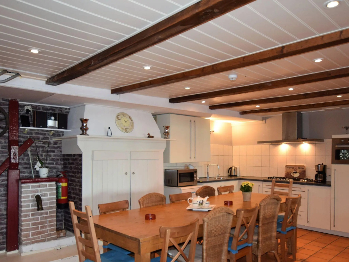 Quaint Farmhouse near River in Oosterwijk