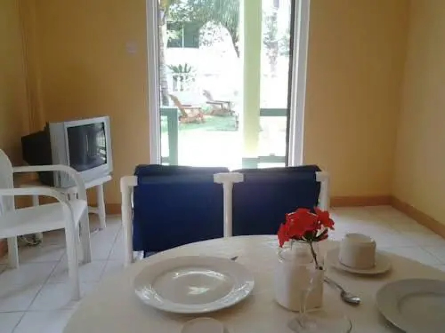 Big Sands Bay Garden Apartment