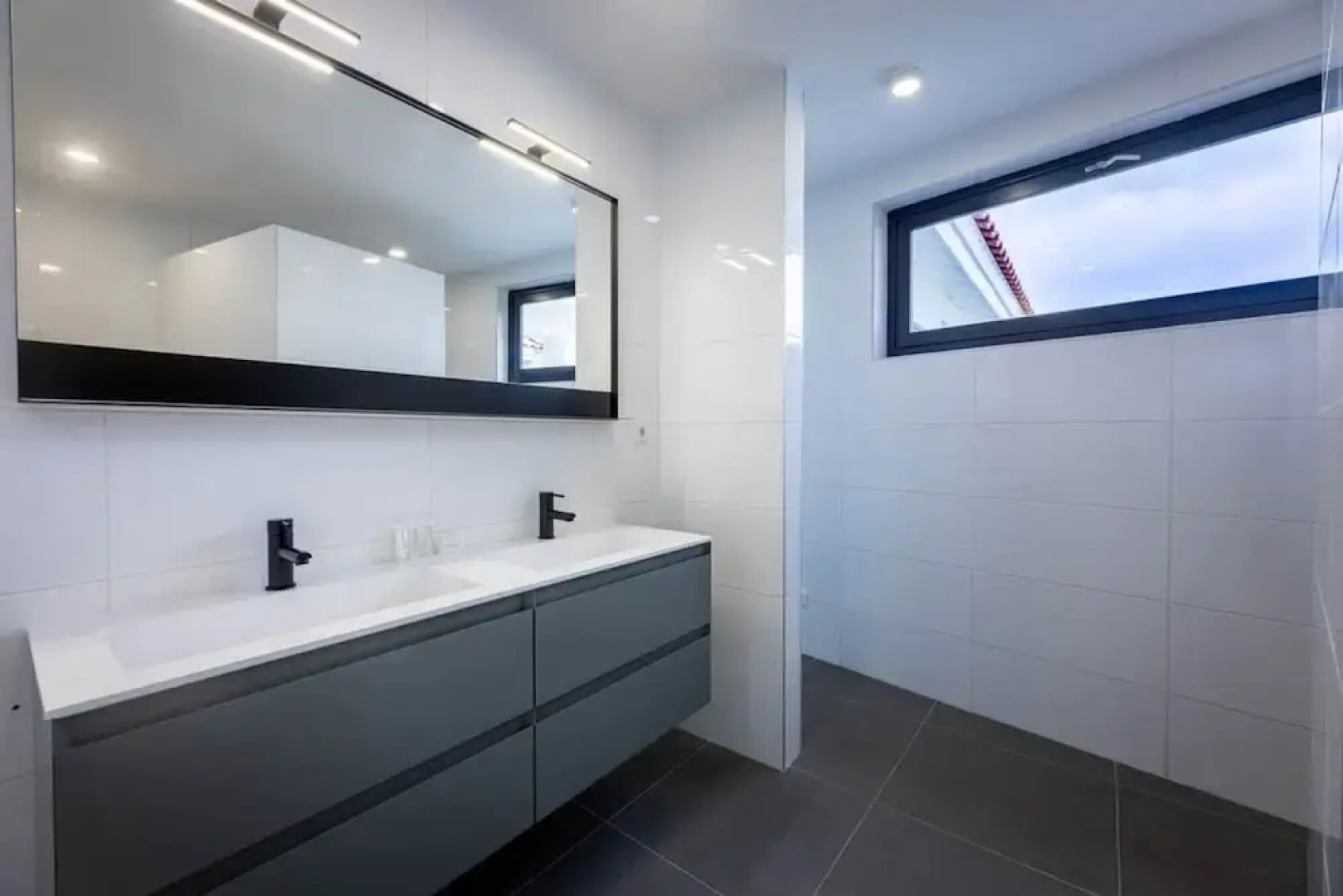 Modern Vibrant Villa With Terrace Private Pool