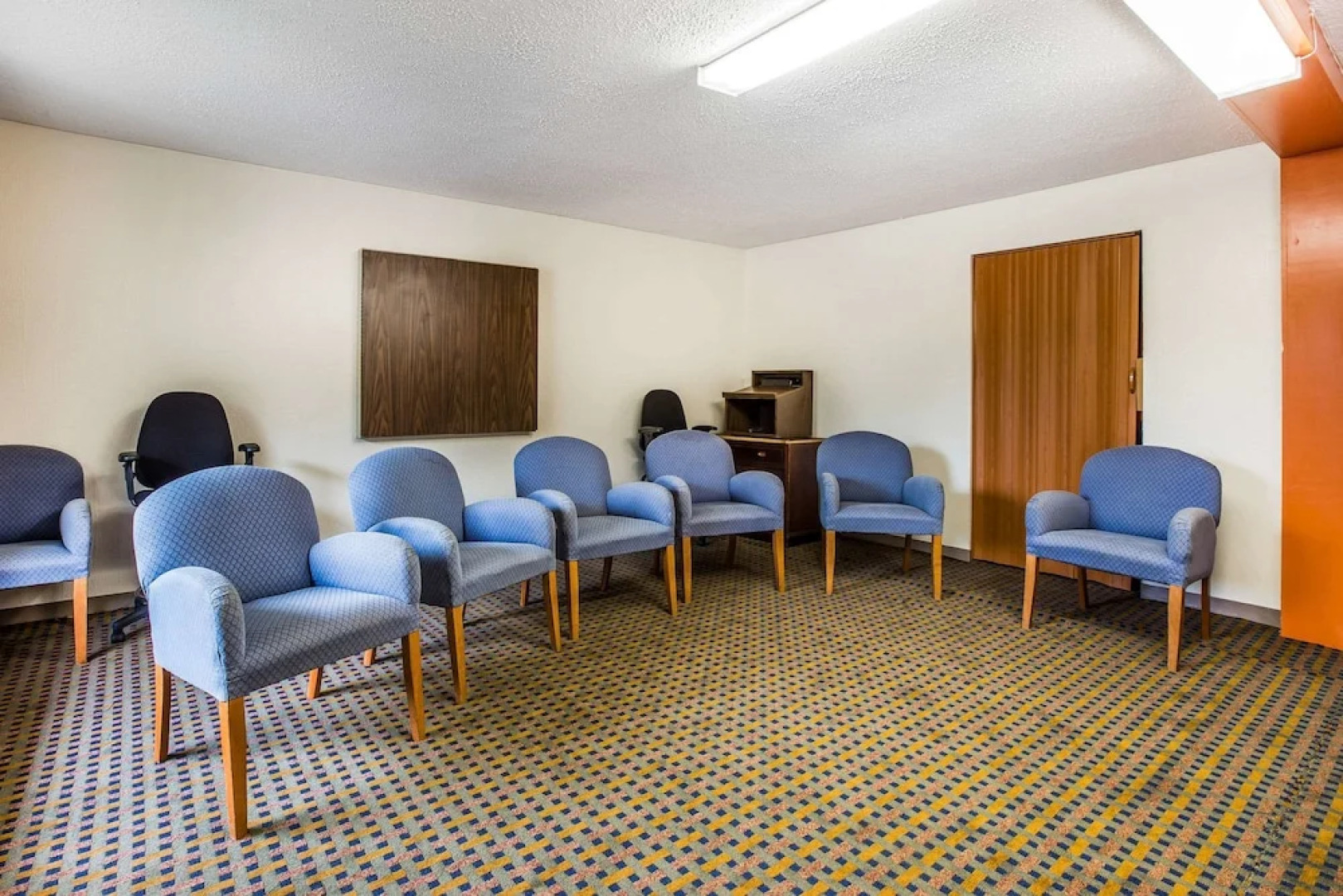 Econo Lodge Inn & Suites