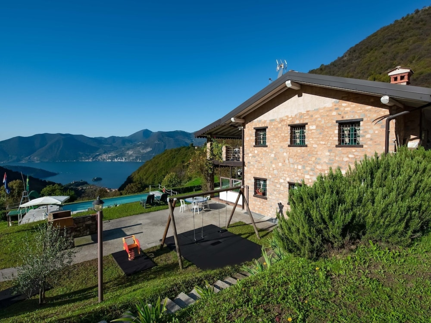 Lake view chalet in Lombardy with Swimming Pool