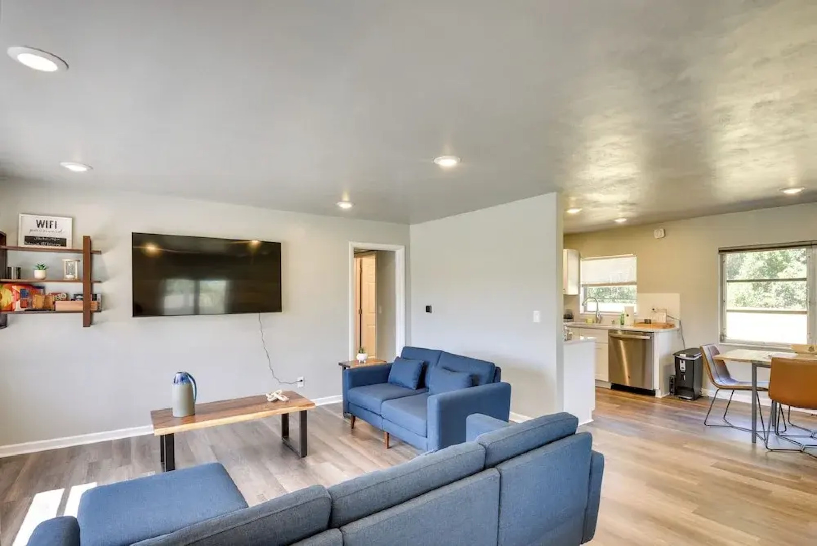 Vibrant Deland House Near Stetson University!