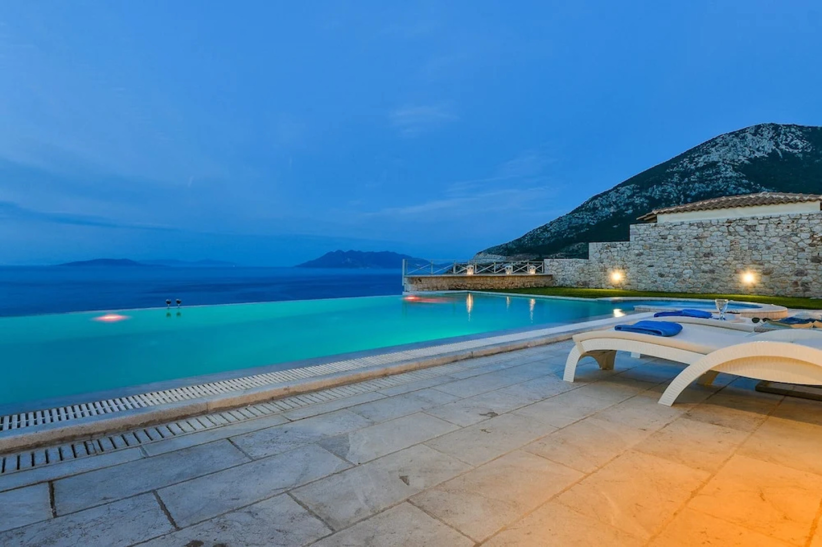 Villa with Striking views over the infinity Pool