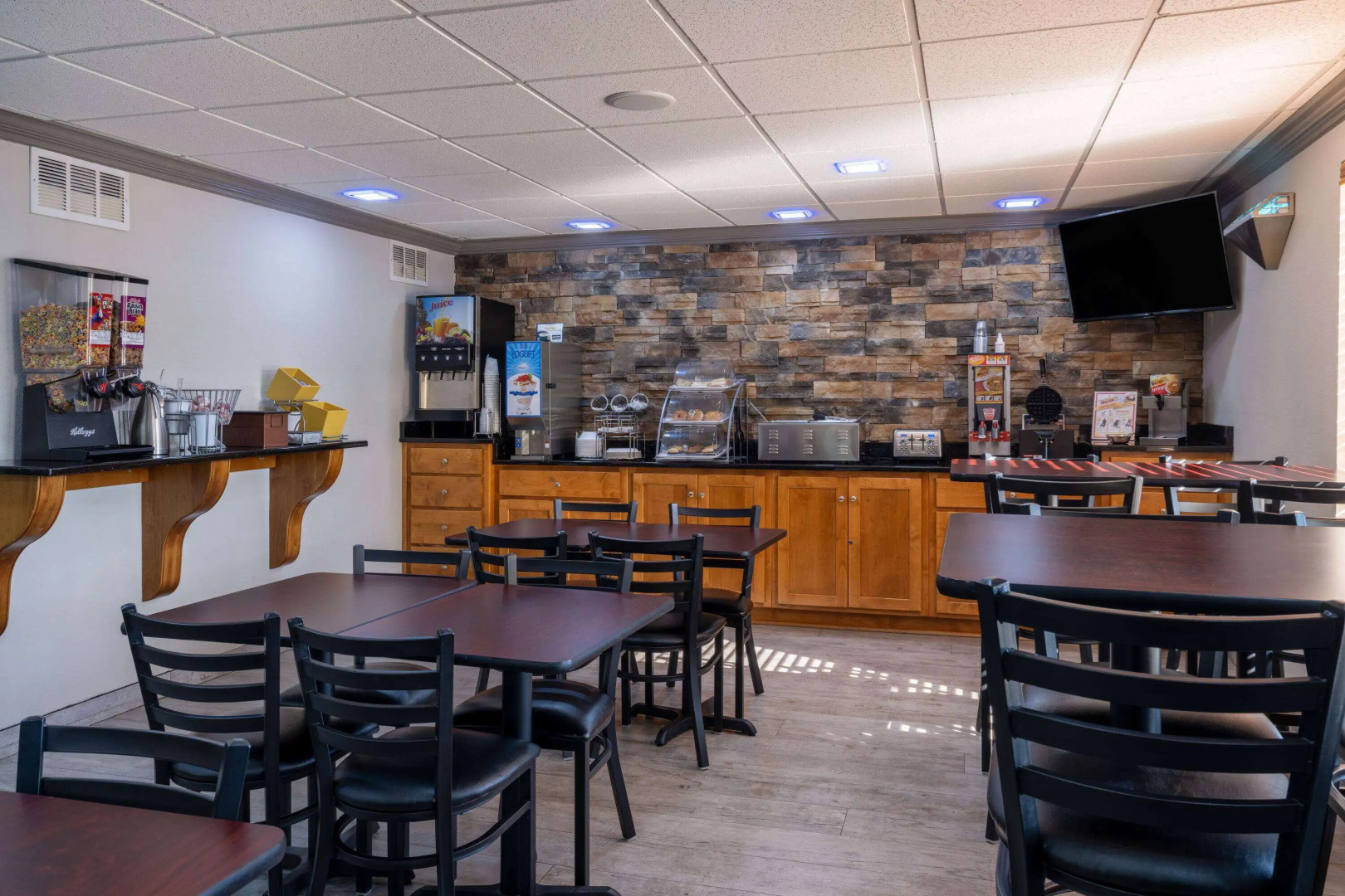 Days Inn & Suites by Wyndham Commerce