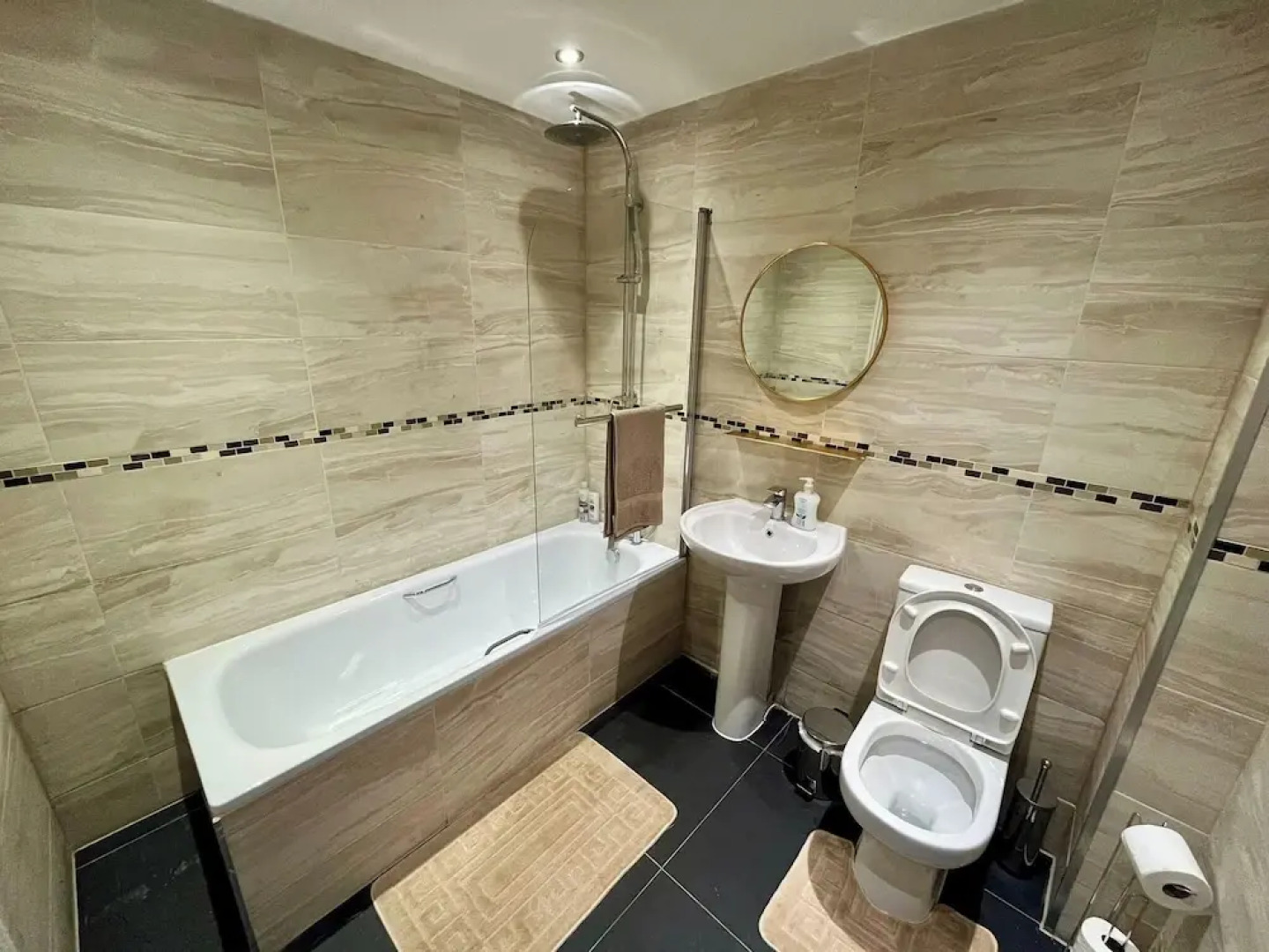 Spacious 4-bed House - Sleeps 11, Garden & Parking