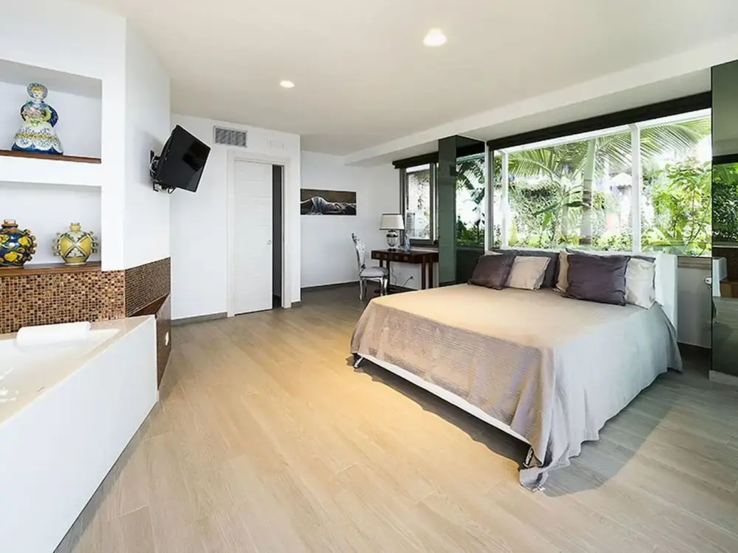 Exclusive Villa With Panoramic Swimming Pool and Hot Tub, Near the Sea