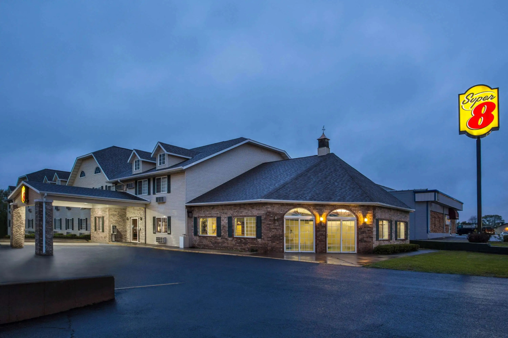 Super 8 by Wyndham Reedsburg