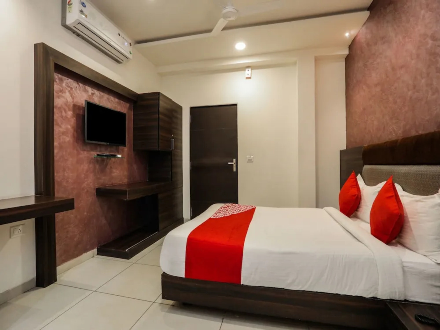 OYO 16543 Hotel Madhuban