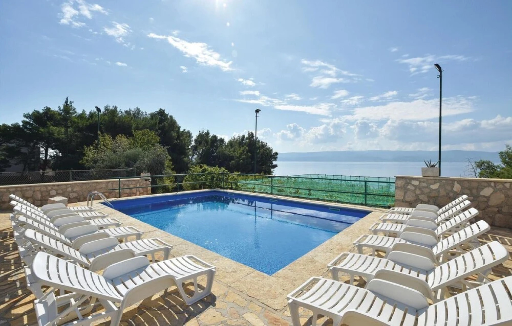 Awesome Home in Duce With Wifi and 9 Bedrooms