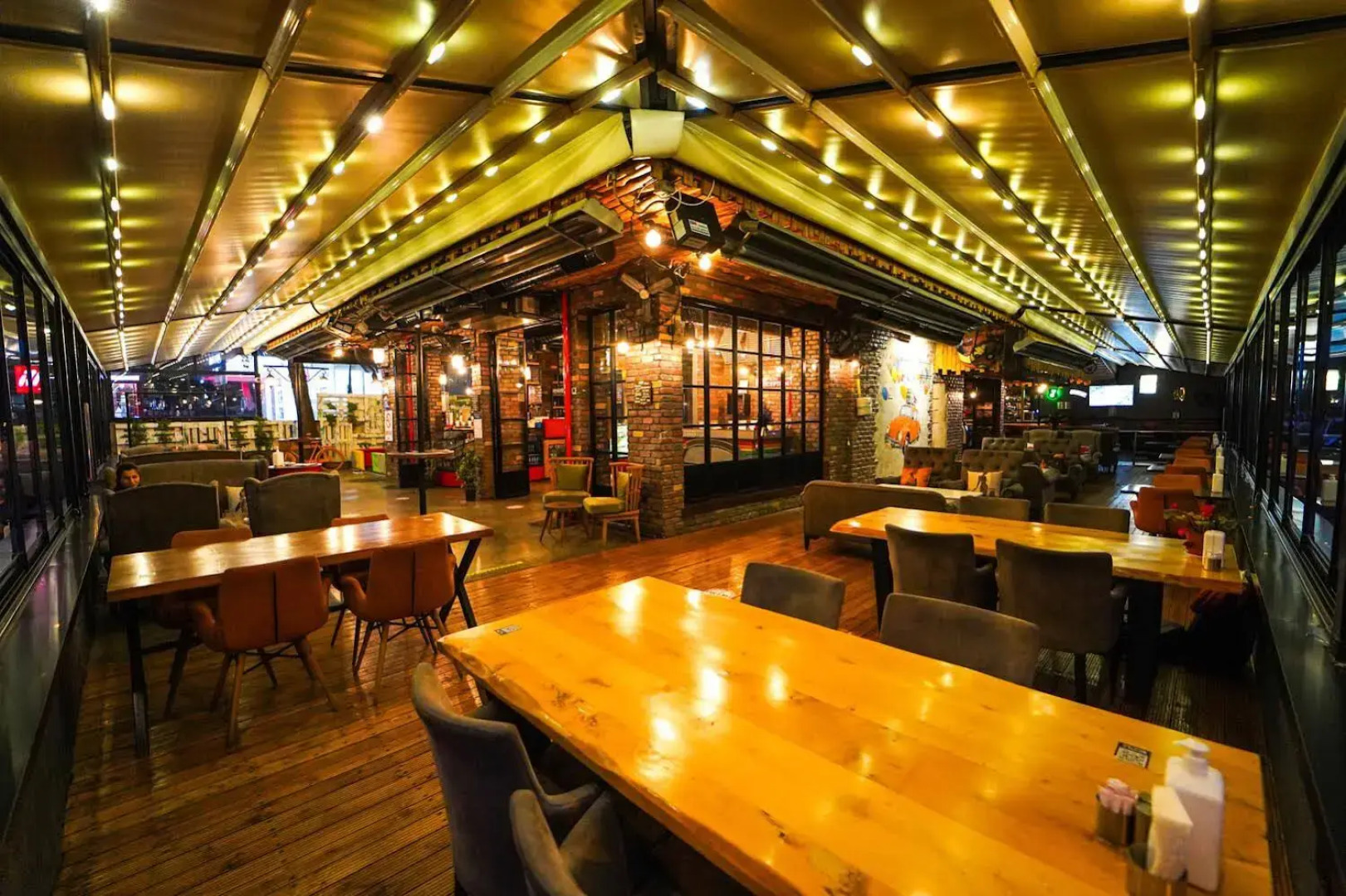 Voswos Garage Coffee & Hotel