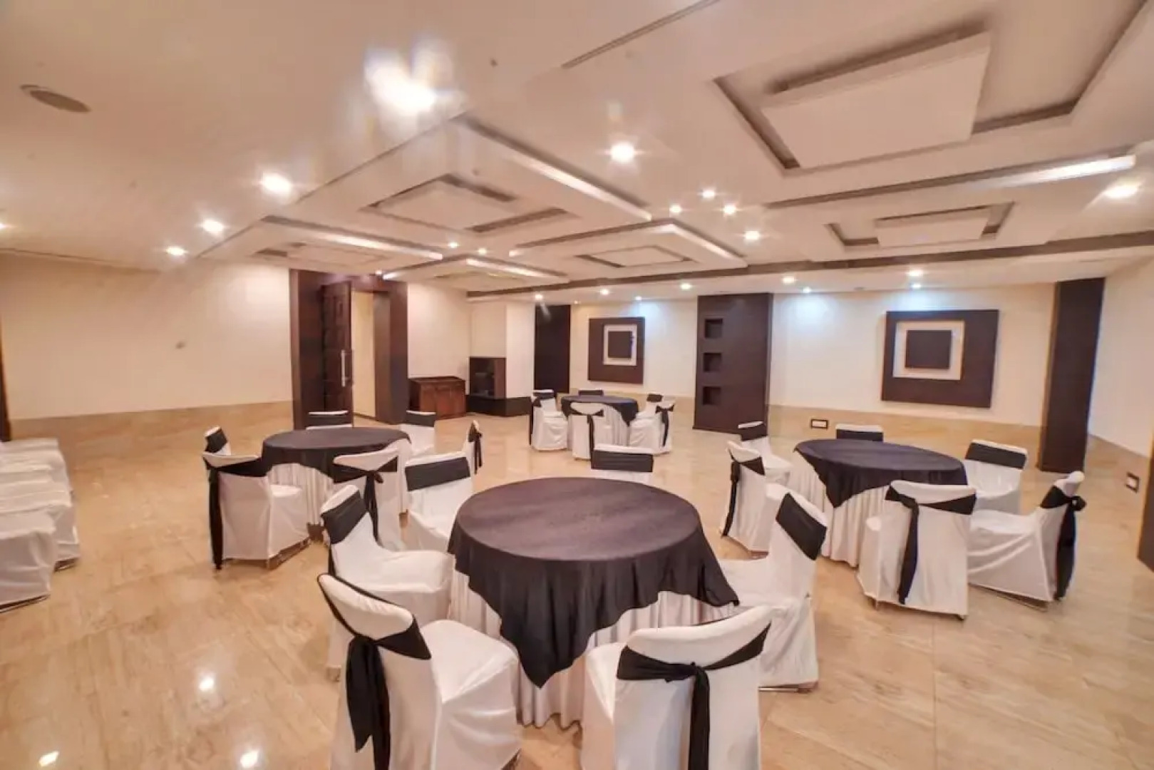 OYO 9580 Hotel Garnet Inn