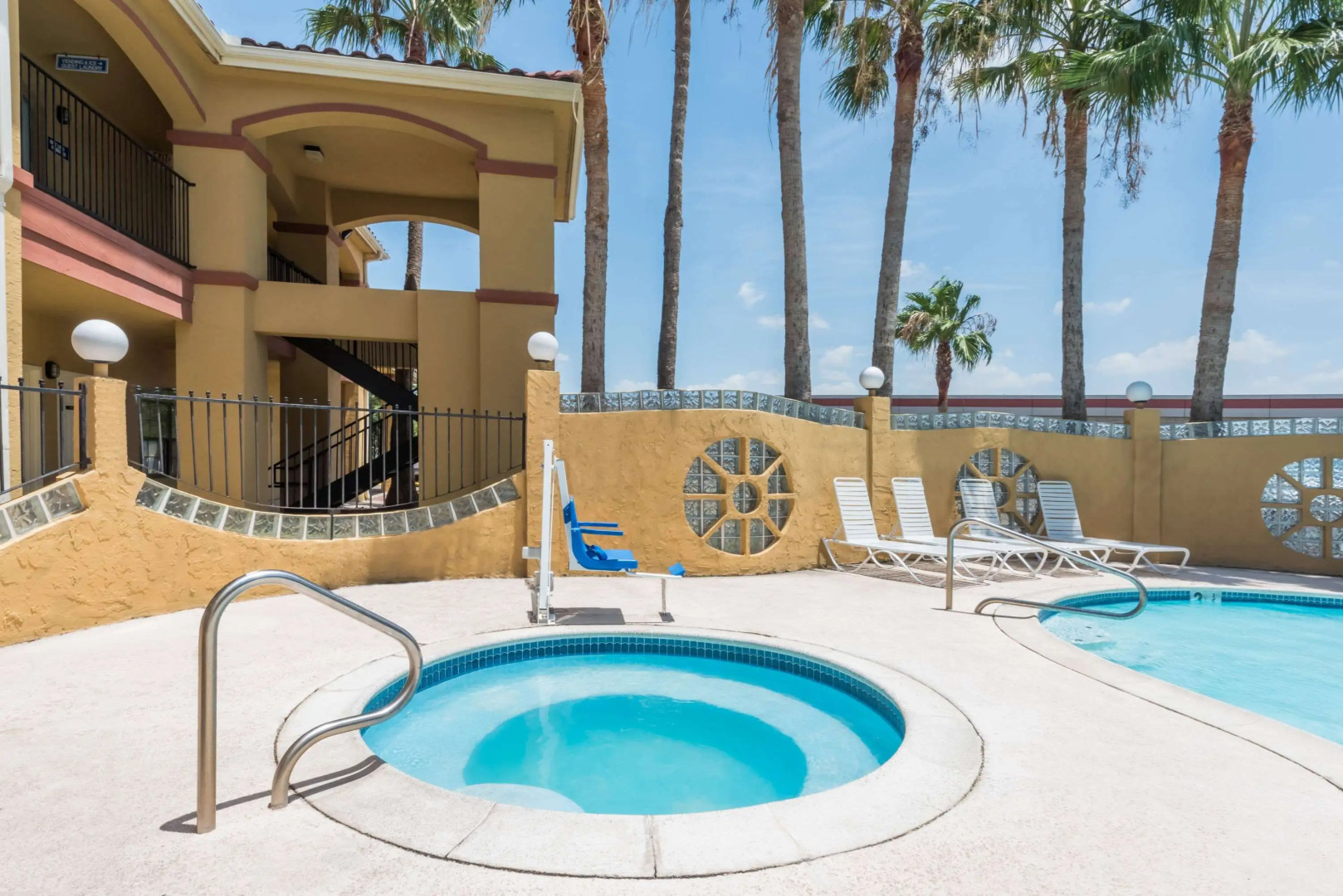 Super 8 by Wyndham Weslaco