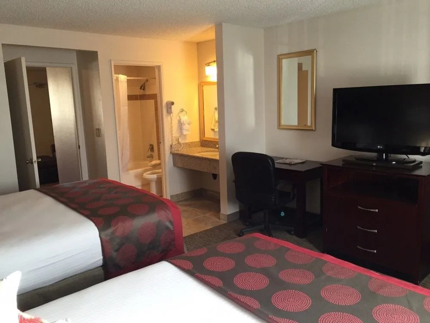 Ramada Inn & Suites Foothills Resort
