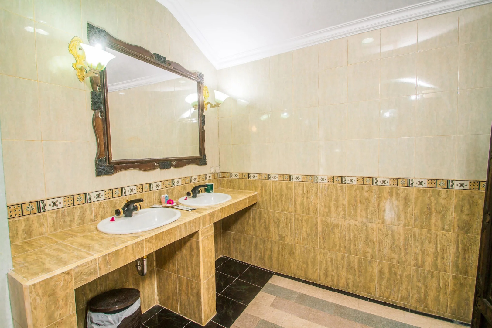 Puri Saron Hotel Madangan