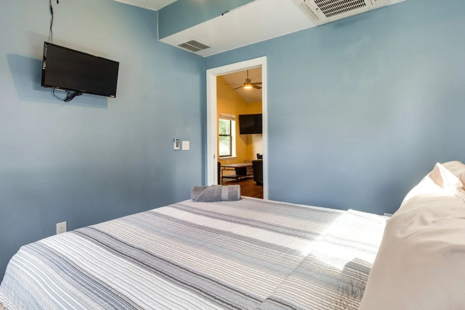 St Cloud Vacation Rental - Walk to Lakefront Park!