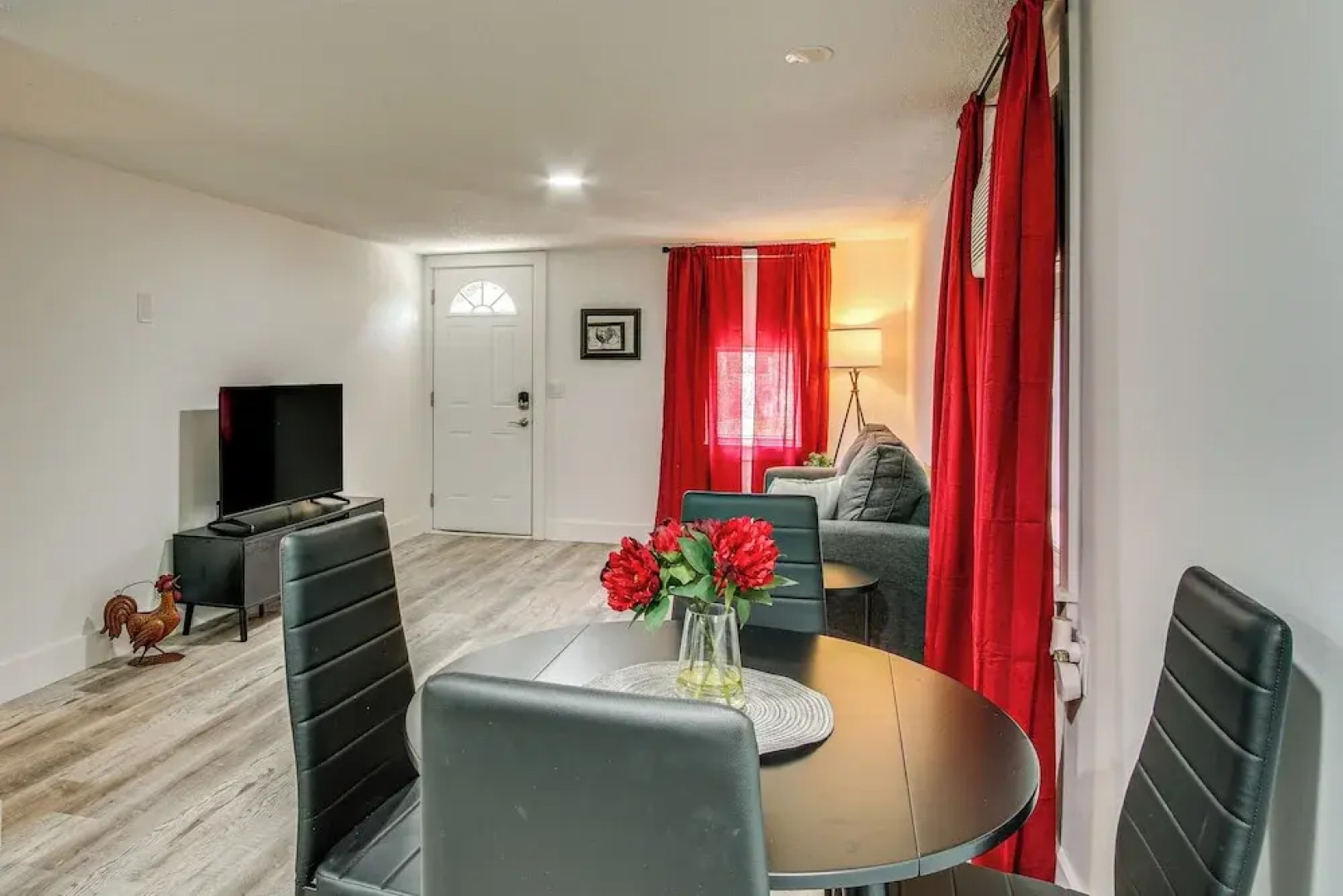 2 Mi to USC Campus: Peaceful Apartment w/ Yard