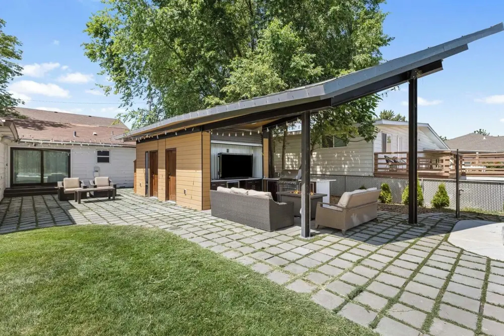 Lakefront Washington Home w/ Private Pool & Sauna