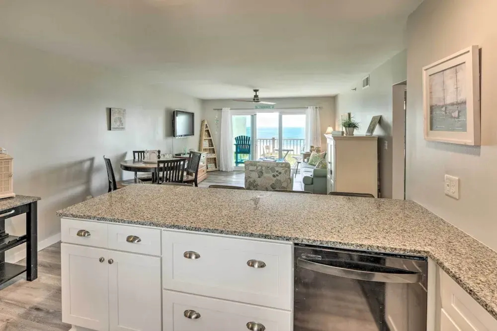 Airy Oceanfront Condo: Beach Views & Pool Access!