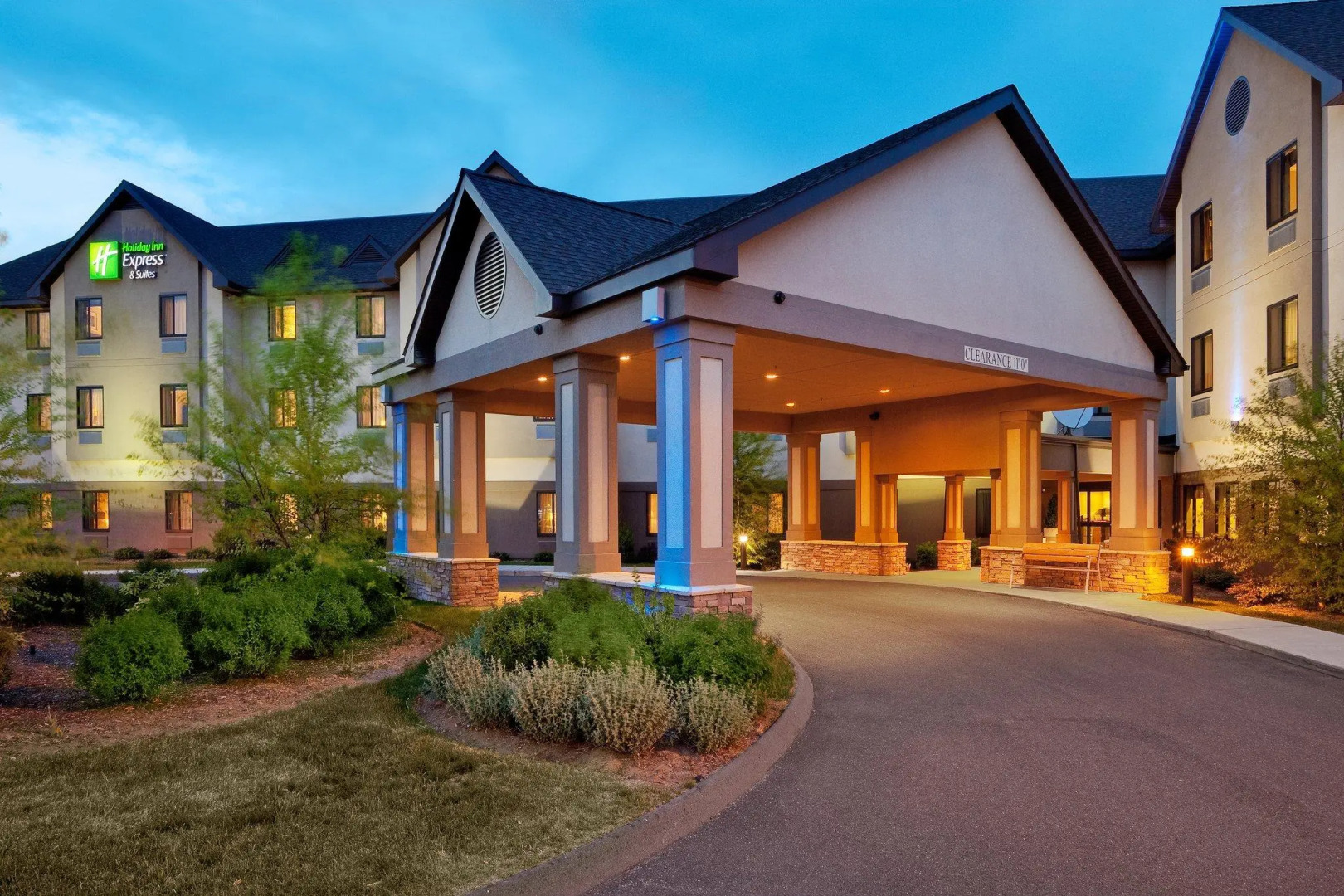 Holiday Inn Express & Suites Bradley Airport by IHG