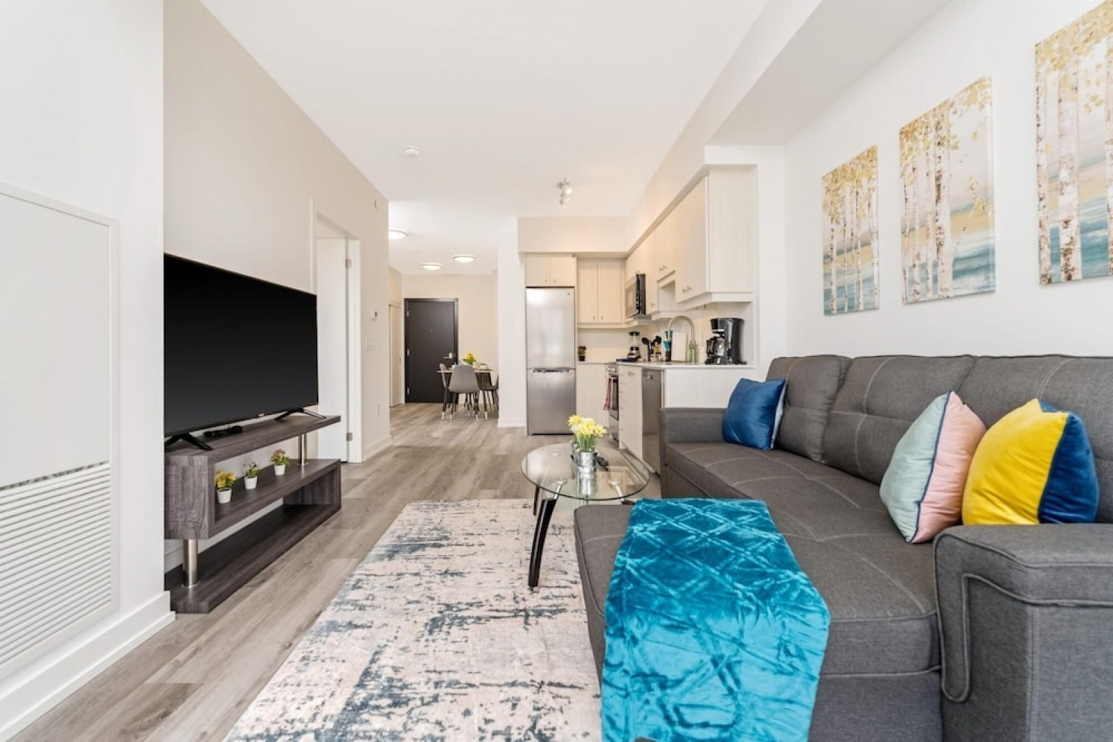 Upscale 1BR Condo - King Bed Private Balcony